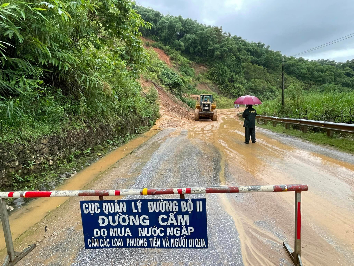 Cơ quan chức năng túc trực để khắc phục xử lý sự cố sạt lở đường sau mưa lũ. Cơ quan chức năng túc trực để khắc phục xử lý sự cố sạt lở đường sau mưa lũ.