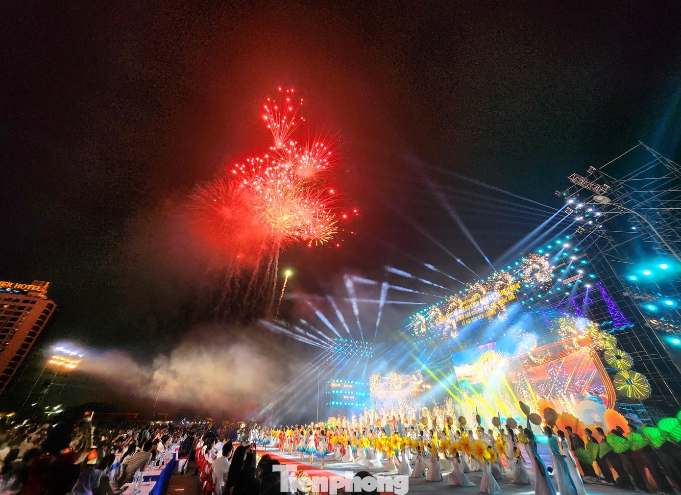 Pháo hoa kết hợp âm thanh ánh sáng đã để lại nhiều ấn tượng trong lòng người dân và du khách.