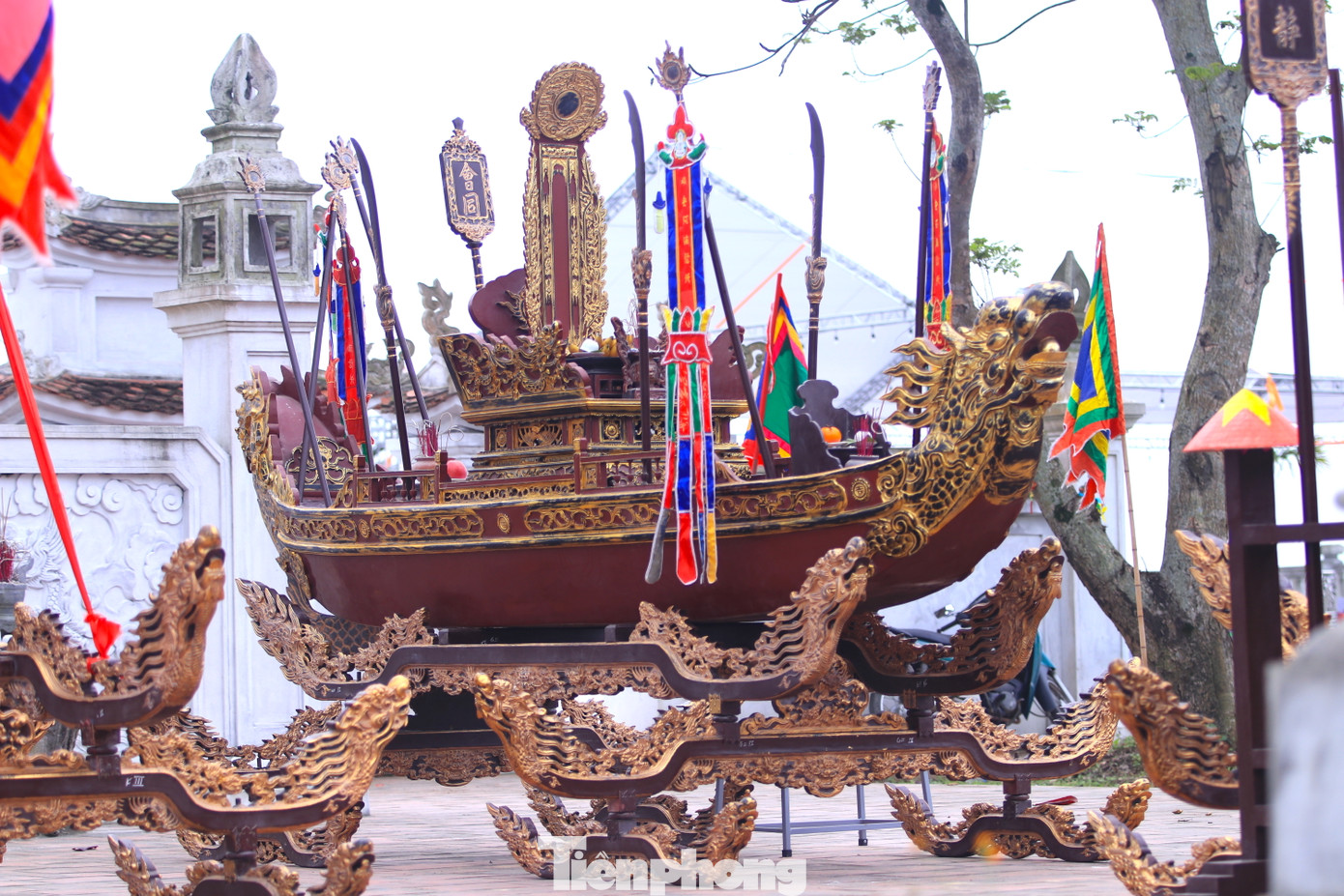 Những chiếc kiệu, long ngai, thuyền rồng cổ vẫn còn nguyên vẹn dù trải qua hàng trăm năm.