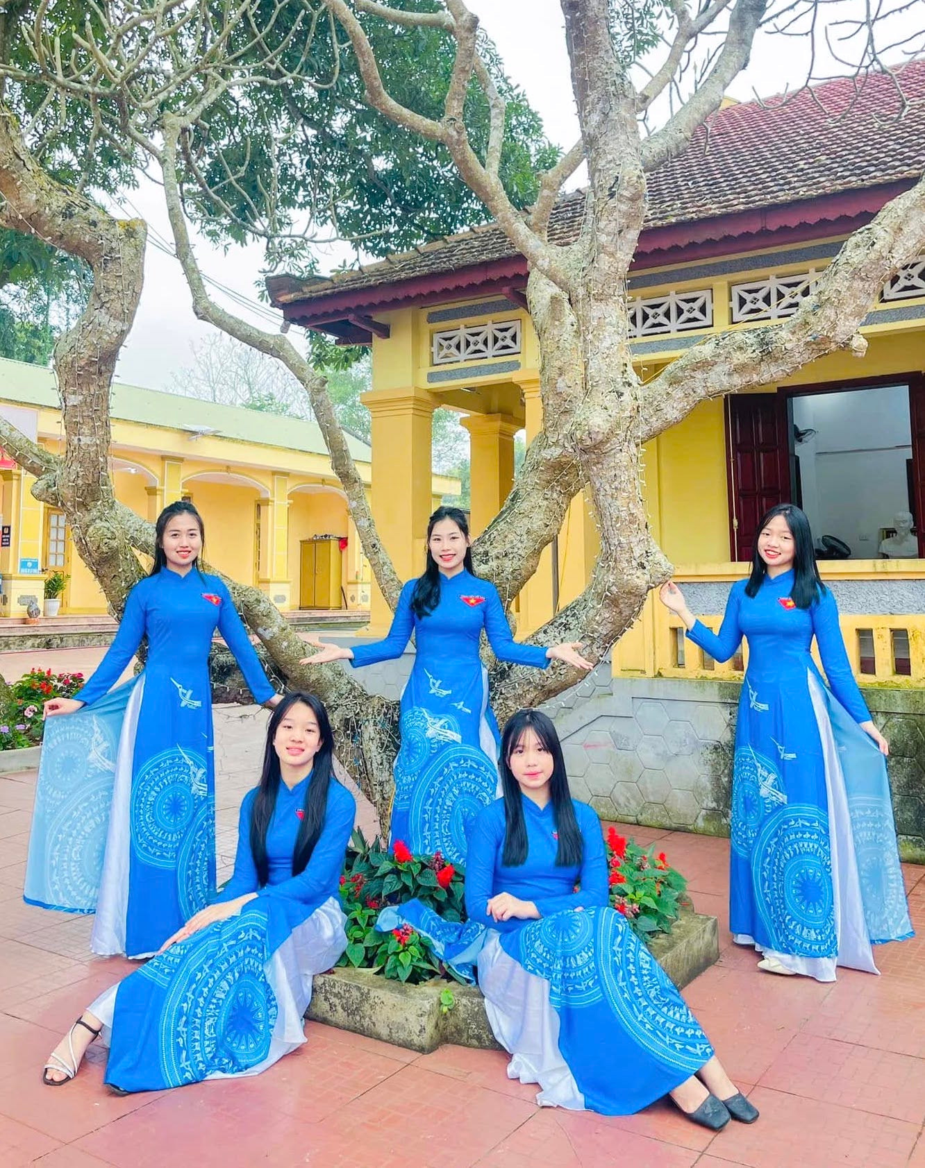 Thông qua hình ảnh áo dài, các cán bộ đoàn viên thanh niên còn giới thiệu những địa danh nổi tiếng, danh lam thắng cảnh nổi bật ở quê mình đến với bạn bè, du khách trong và ngoài nước. Trong ảnh, nữ cán bộ Đoàn, đoàn viên thanh niên thị xã Thái Hòa (Nghệ An) chụp ảnh với áo dài thanh niên tại Di tích lịch sử các địa điểm lưu niệm sự kiện Bác Hồ về thăm nông trường Đông Hiếu (xã Đông Hiếu, thị xã Thái Hòa, Nghệ An).