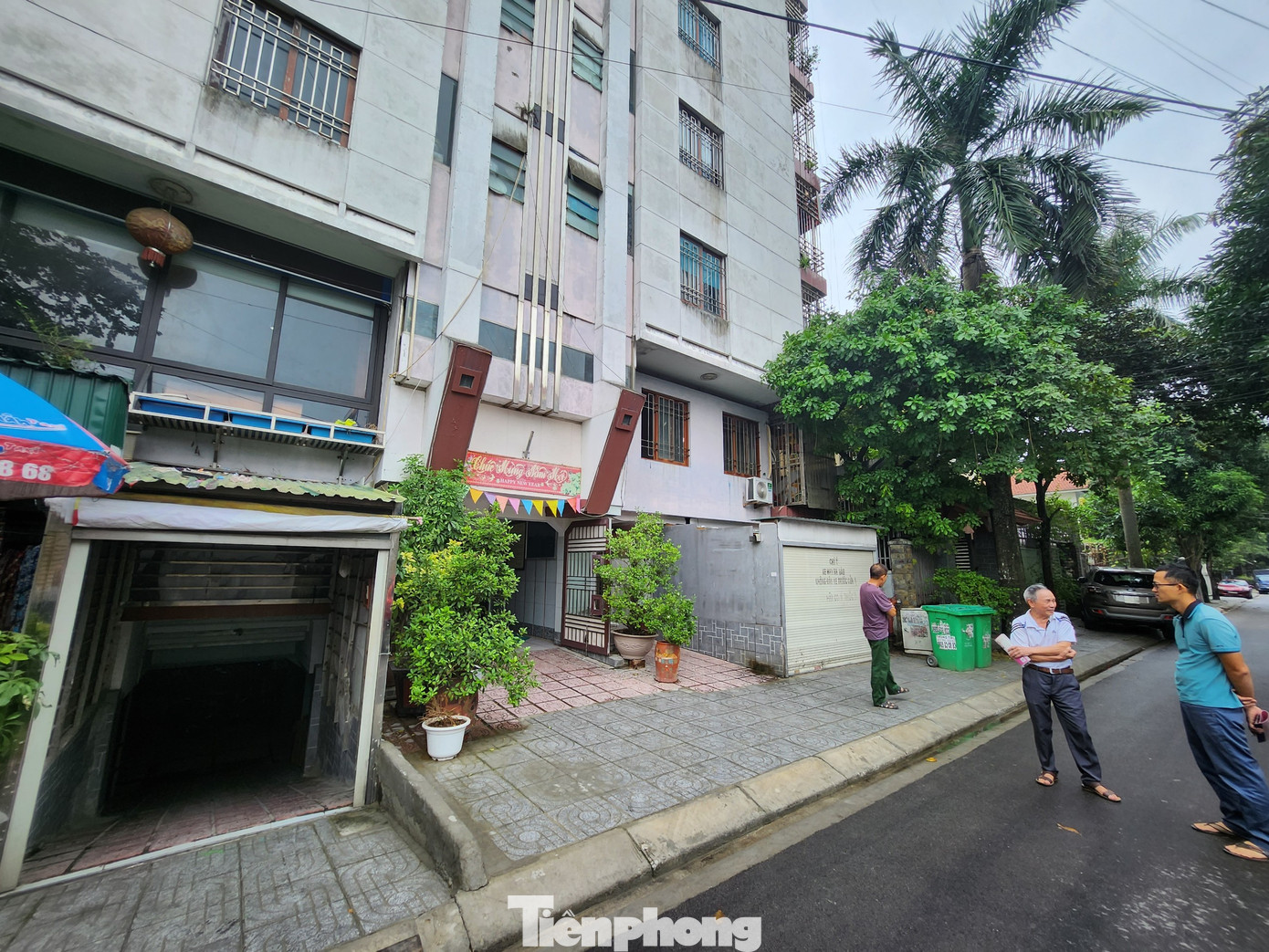 Tầng trệt được thiết kế để ô tô nhưng chủ đầu tư đã xây ngăn thành 2 căn hộ.