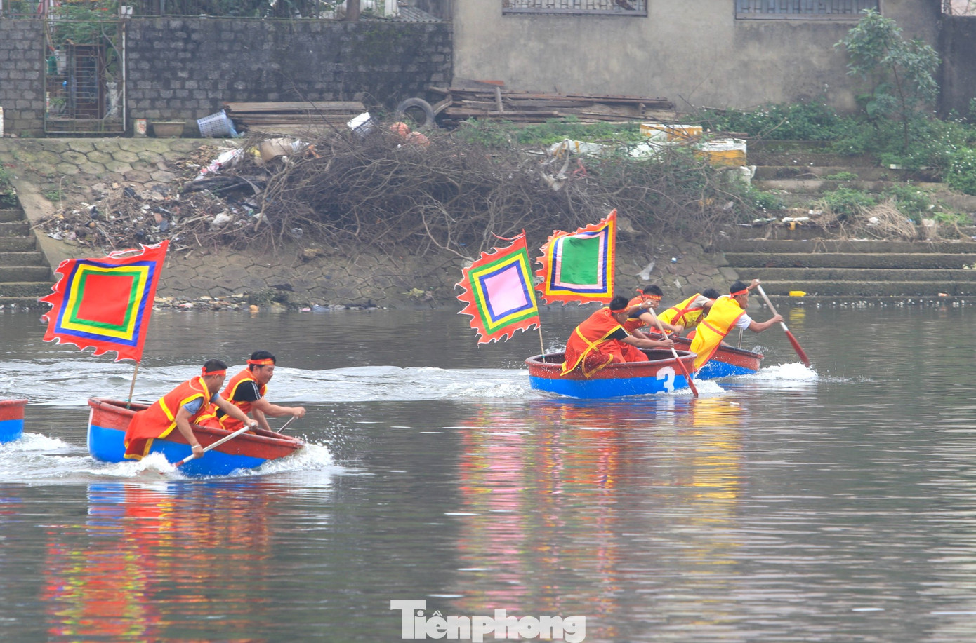 Tham gia lễ hội năm nay có 8 đội đua. Mỗi đội có 2 thuyền viên chèo trên quảng đường sông dài khoảng 500 m. Sau 2 lượt thi đấu, ban tổ chức chọn 2 đội nhất nhì để bước vào vòng thi chung kết.