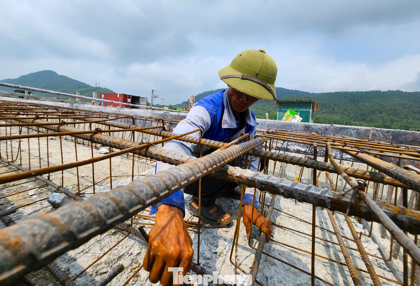 Một lãnh đạo Công ty TNHH Hòa Hiệp cho hay, đơn vị này đã huy động tối đa công nhân để thi công công trình trên tuyến. Các công nhân làm việc 3 ca 4 kíp để sớm đưa dự án về đích đúng thời hạn.