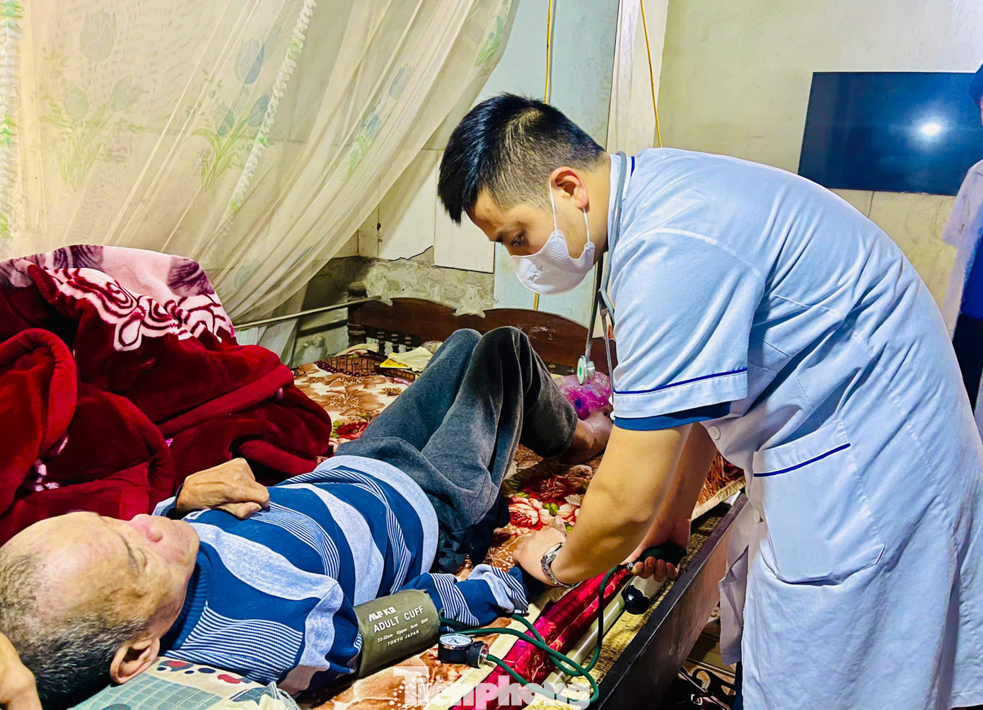 Tại Thị xã Thái Hòa, Ban Thường vụ Thị Đoàn đã tổ chức ra quân Tháng Thanh niên năm 2025 với nhiều hoạt động thiết thực. Tổ chức thăm, khám bệnh, tặng quà cho các hộ gia đình khó khăn tại xã Nghĩa Thuận (thị xã Thái Hòa); Trao hơn 100 suất cơm tại Bệnh viện ĐK khu vực Tây Bắc Nghệ An. Tại Thị xã Thái Hòa, Ban Thường vụ Thị Đoàn đã tổ chức ra quân Tháng Thanh niên năm 2025 với nhiều hoạt động thiết thực. Tổ chức thăm, khám bệnh, tặng quà cho các hộ gia đình khó khăn tại xã Nghĩa Thuận (thị xã Thái Hòa); Trao hơn 100 suất cơm tại Bệnh viện ĐK khu vực Tây Bắc Nghệ An.