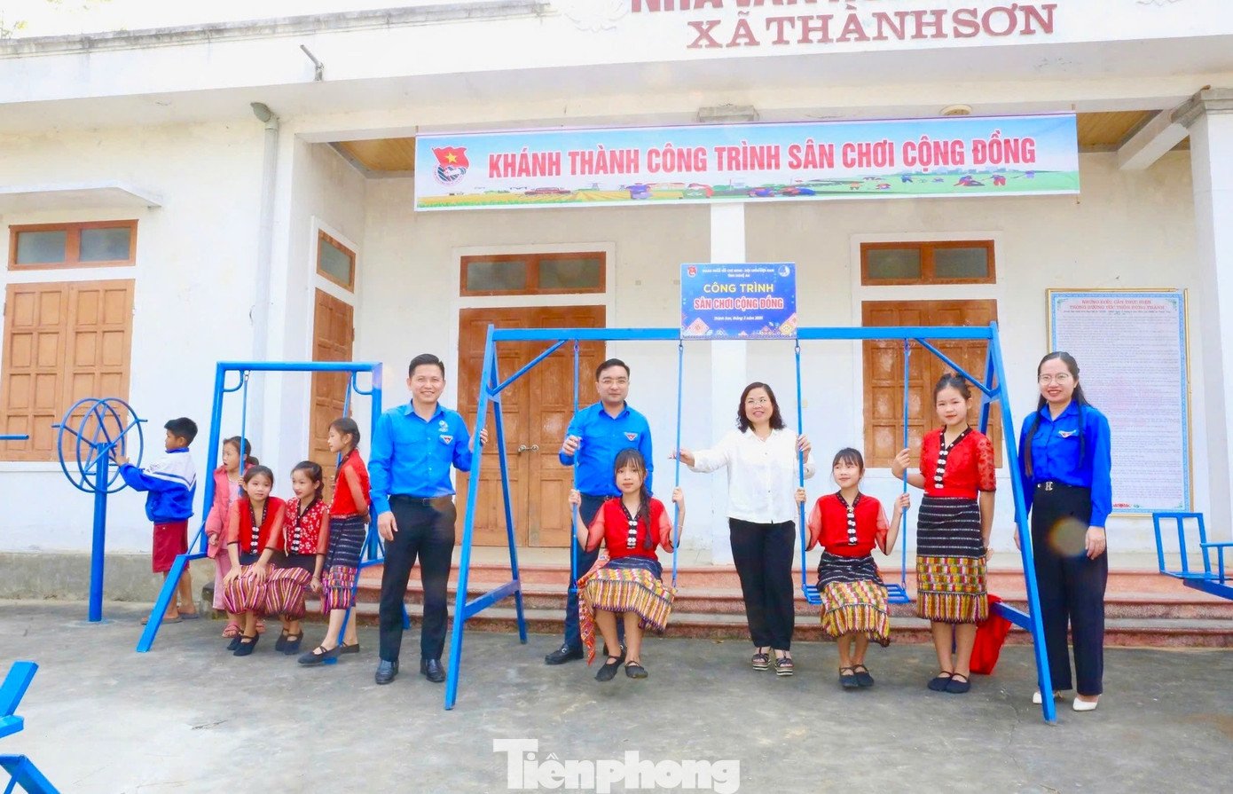 Ban tổ chức đã khánh thành và trao tặng công trình sân chơi cộng đồng cho người dân xã Thành Sơn (huyện Anh Sơn). Ban tổ chức đã khánh thành và trao tặng công trình sân chơi cộng đồng cho người dân xã Thành Sơn (huyện Anh Sơn).