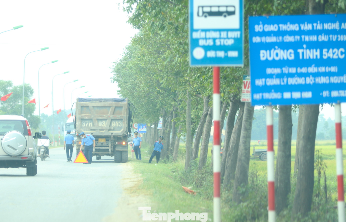 Quá trình ghi nhận thực tế trên tuyến Tỉnh lộ 542, PV ghi nhận có xe của lực lượng CSGT, xe Thanh tra giao thông đi tuần tra, kiểm tra. Tuy nhiên không hiểu sao vẫn còn tình trạng xe ben chạy ẩu, vượt ẩu, xe chở vật liệu để rơi vãi khi lưu thông trên tuyến đường này.