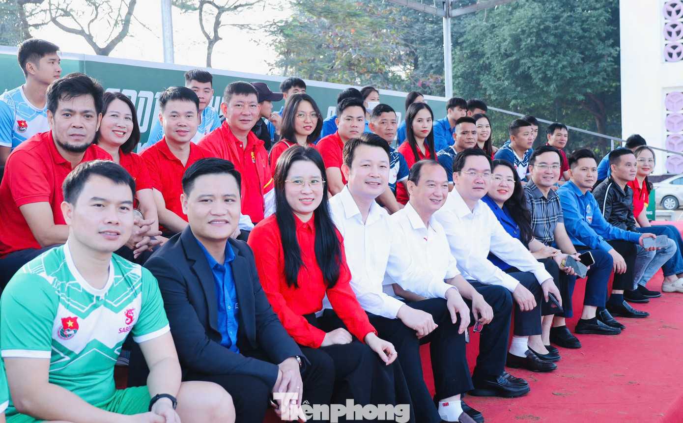 Các đại biểu theo dõi và cổ vũ các đội bóng.