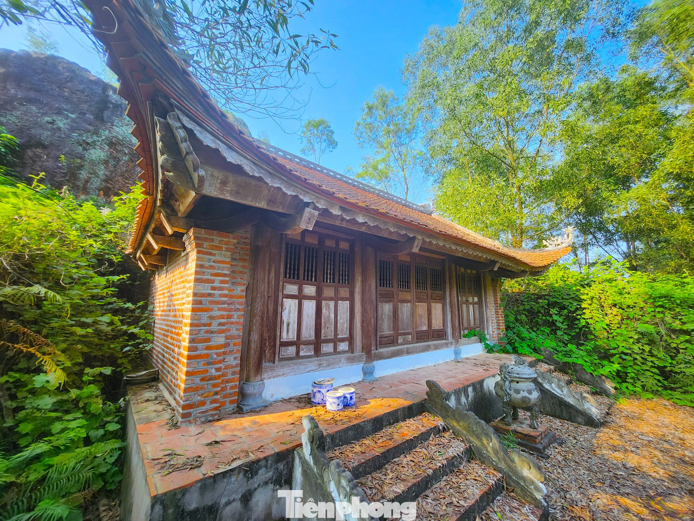 Một cơ sở tôn giáo bị bỏ hoang ngay dưới lưng chừng chân núi Lam Thành.