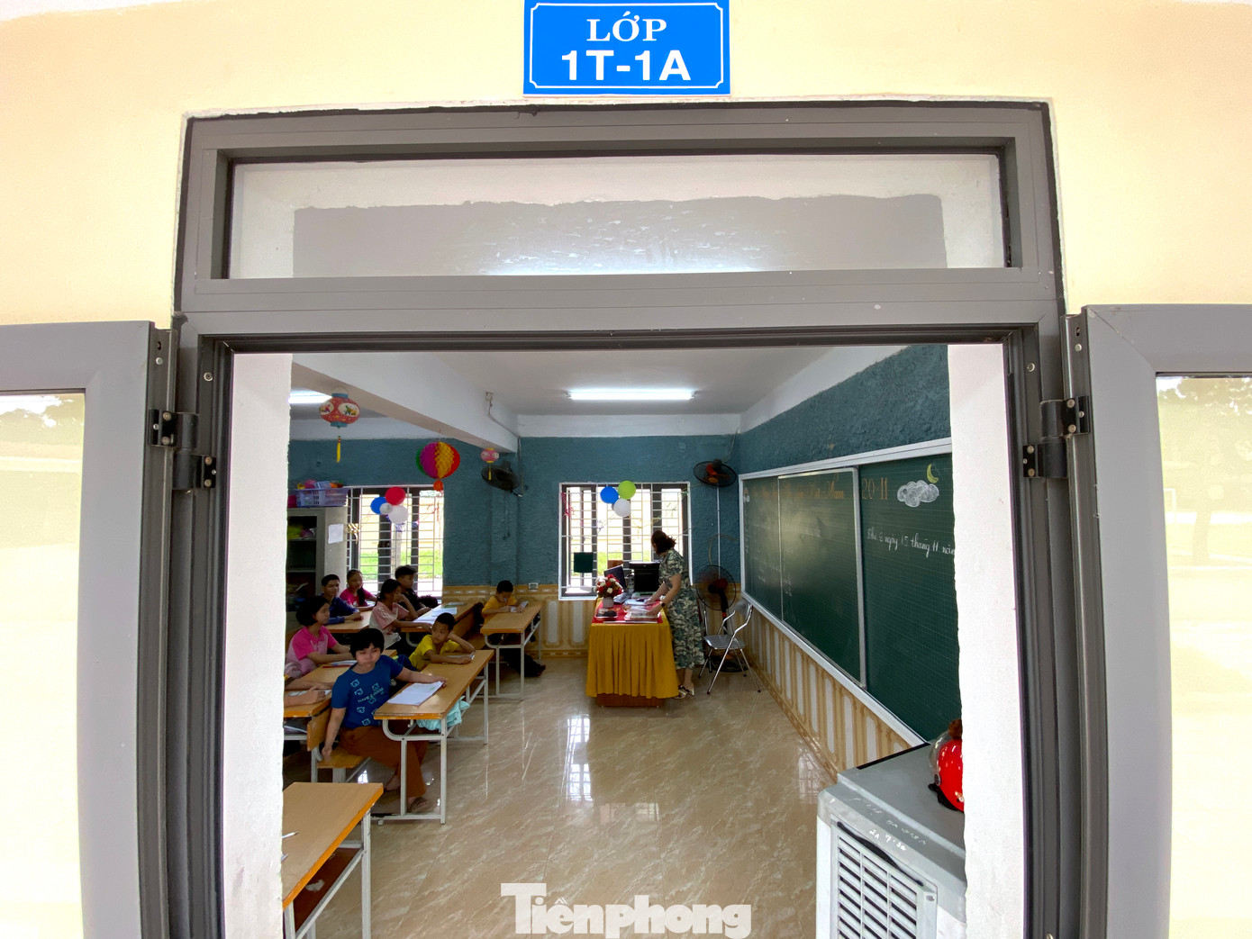 Ông Nguyễn Mạnh Thắng - Giám đốc Trung tâm Giáo dục - Dạy nghề người khuyết tật Nghệ An cho biết, tại trung tâm hiện có 22 lớp học. Trong đó có 11 lớp học chương trình văn hóa theo ngôn ngữ chuyên biệt và 11 lớp học nghề. Các em học sinh tiếp nhận đến trường trong độ tuổi dao động từ 6-20 tuổi.