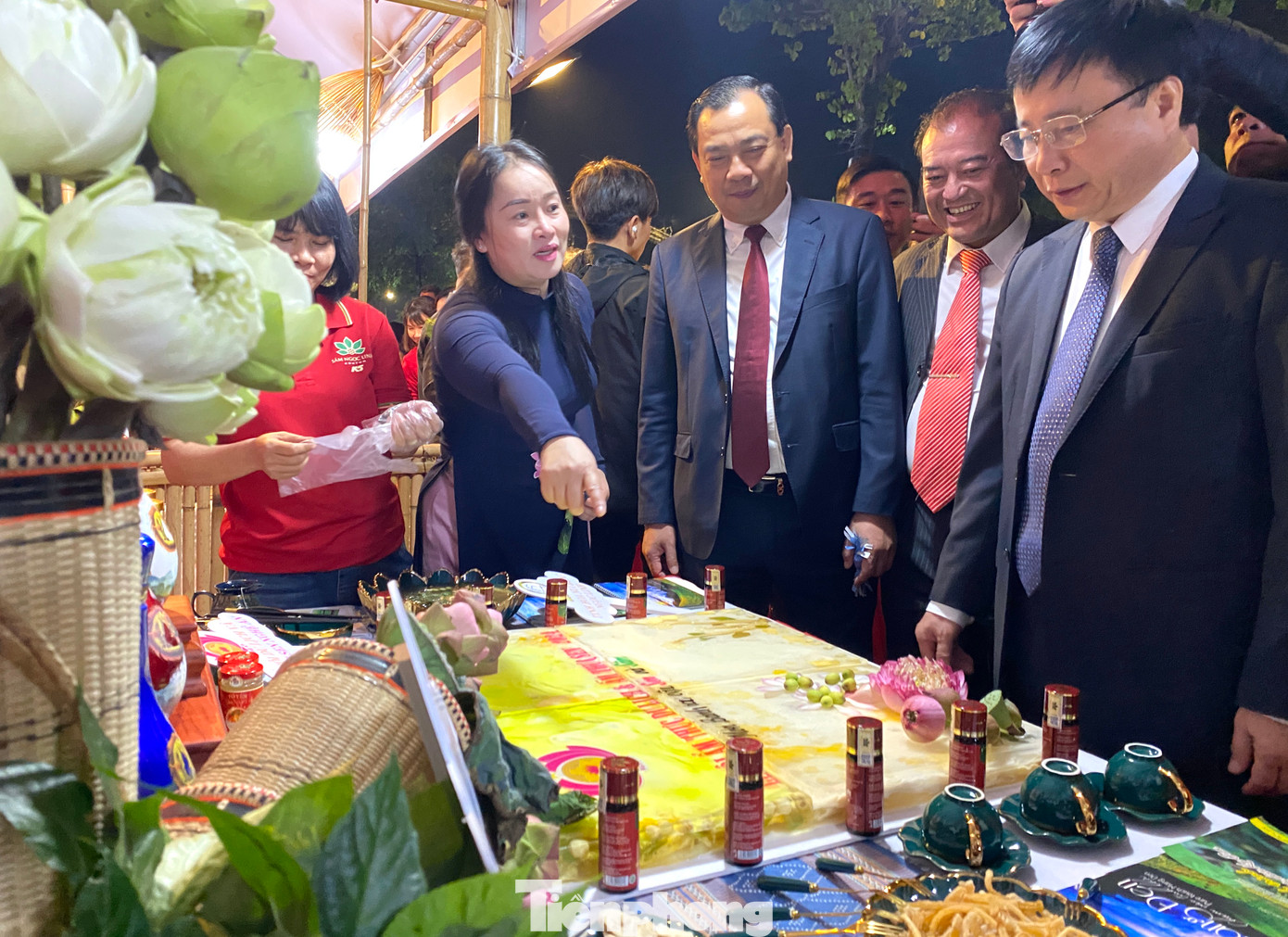 Chủ gian hàng giới thiệu những món ăn làm từ Sen cho các đại biểu.