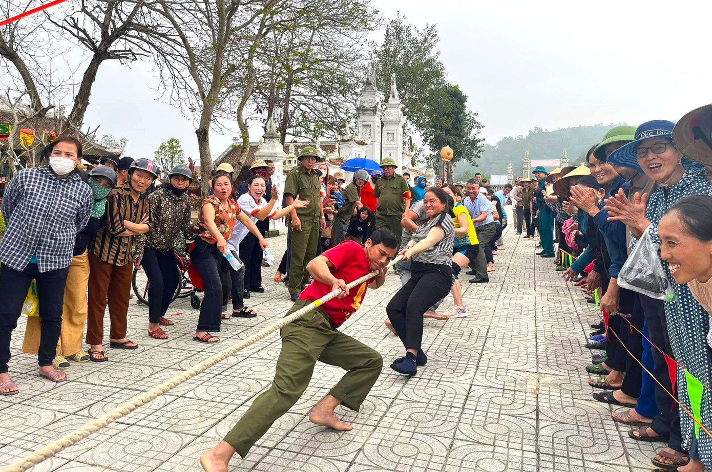 Ngoài phần lễ độc đáo, lễ hội còn có phần hội với nhiều trò chơi dân gian hấp dẫn, thu hút hàng nghìn du khách thập phương và người dân về tham dự.