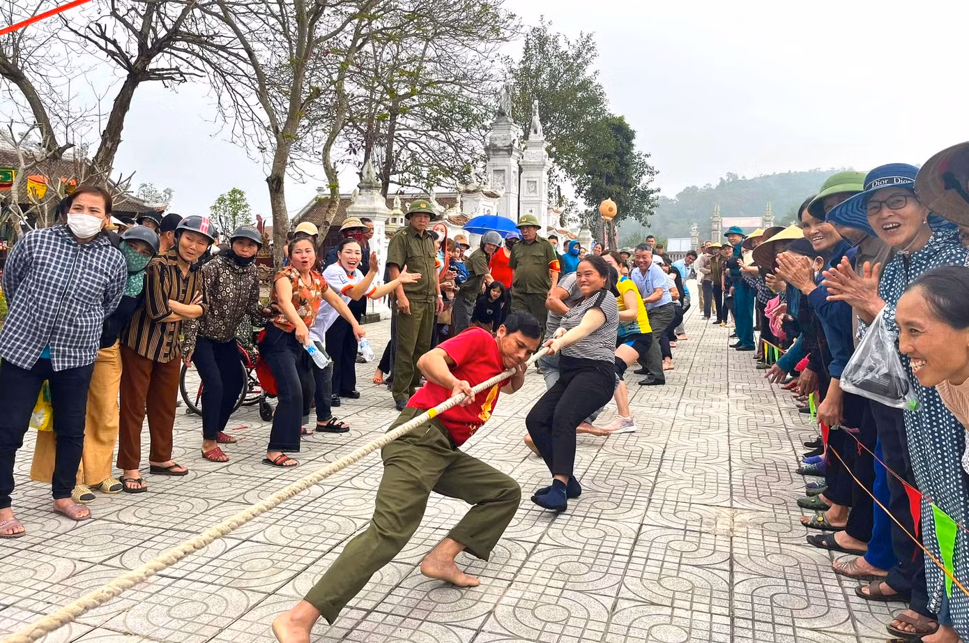 Ngoài phần lễ độc đáo, lễ hội còn có phần hội với nhiều trò chơi dân gian hấp dẫn, thu hút hàng nghìn du khách thập phương và người dân về tham dự.