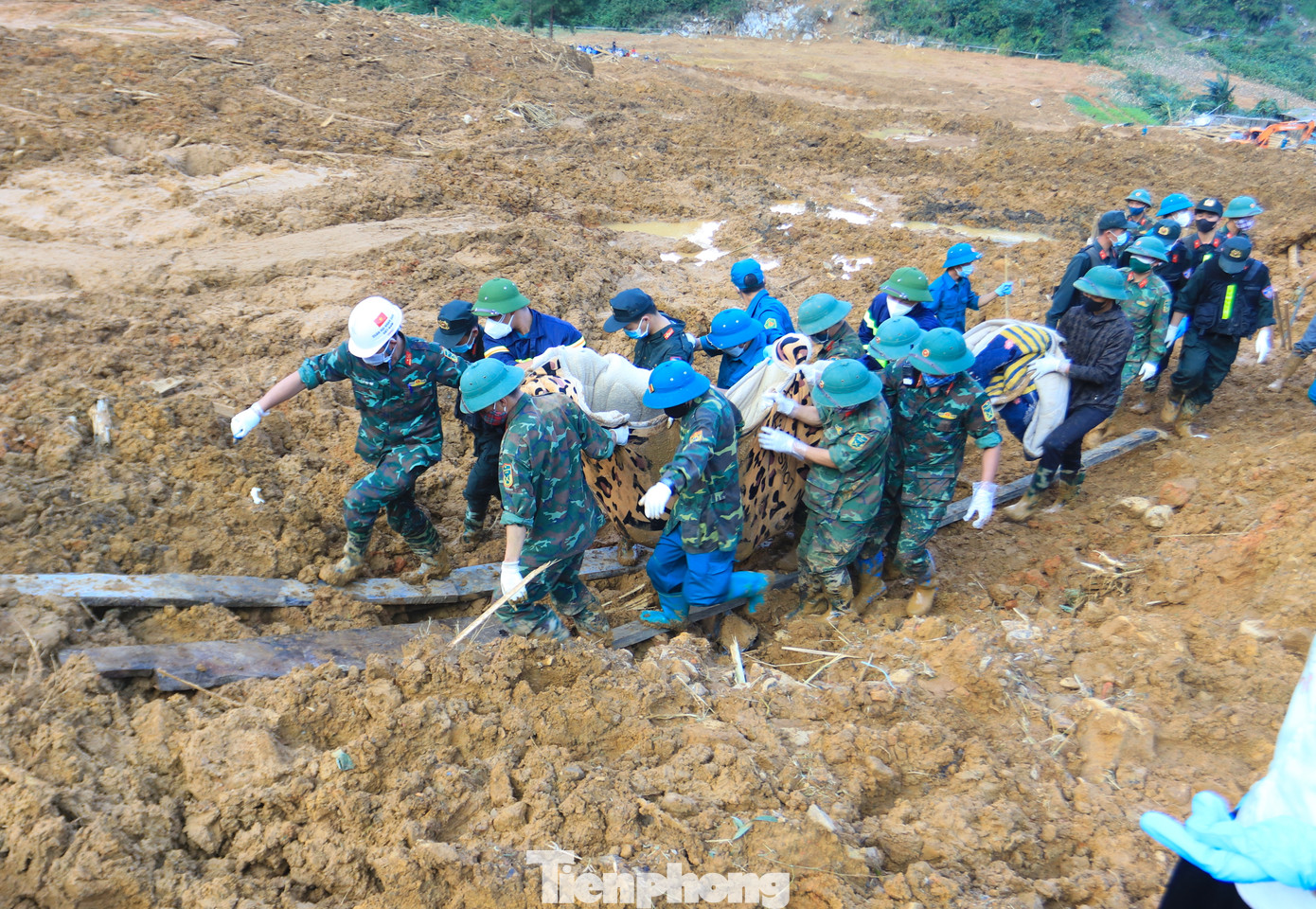 Những thi thể lần lượt được lực lượng chức năng đưa ra khỏi hiện trường để bàn giao cho người thân tổ chức mai táng.