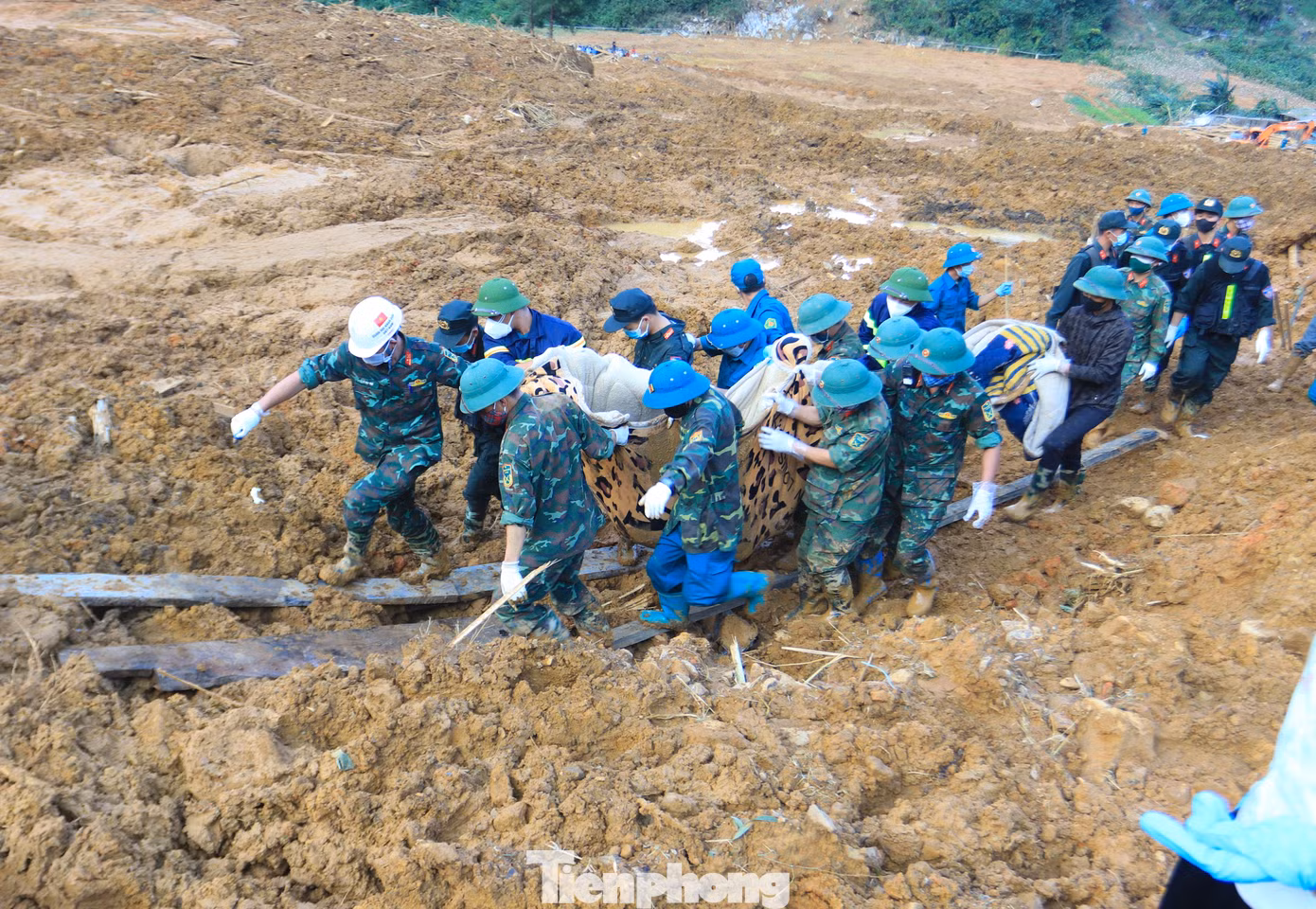 Những thi thể lần lượt được lực lượng chức năng đưa ra khỏi hiện trường để bàn giao cho người thân tổ chức mai táng.