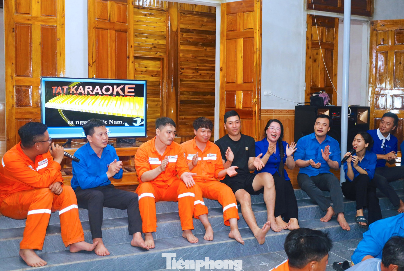 Buổi trò chuyện chia sẻ cùng những lời ca tiếng hát của tuổi trẻ sẽ tạo động lực, khí thế thi đua, giúp các cán bộ công nhân hoàn thành xuất sắc nhiệm vụ được giao, đưa dự án đường điện 500kV mạch 3 về đích đúng tiến độ.