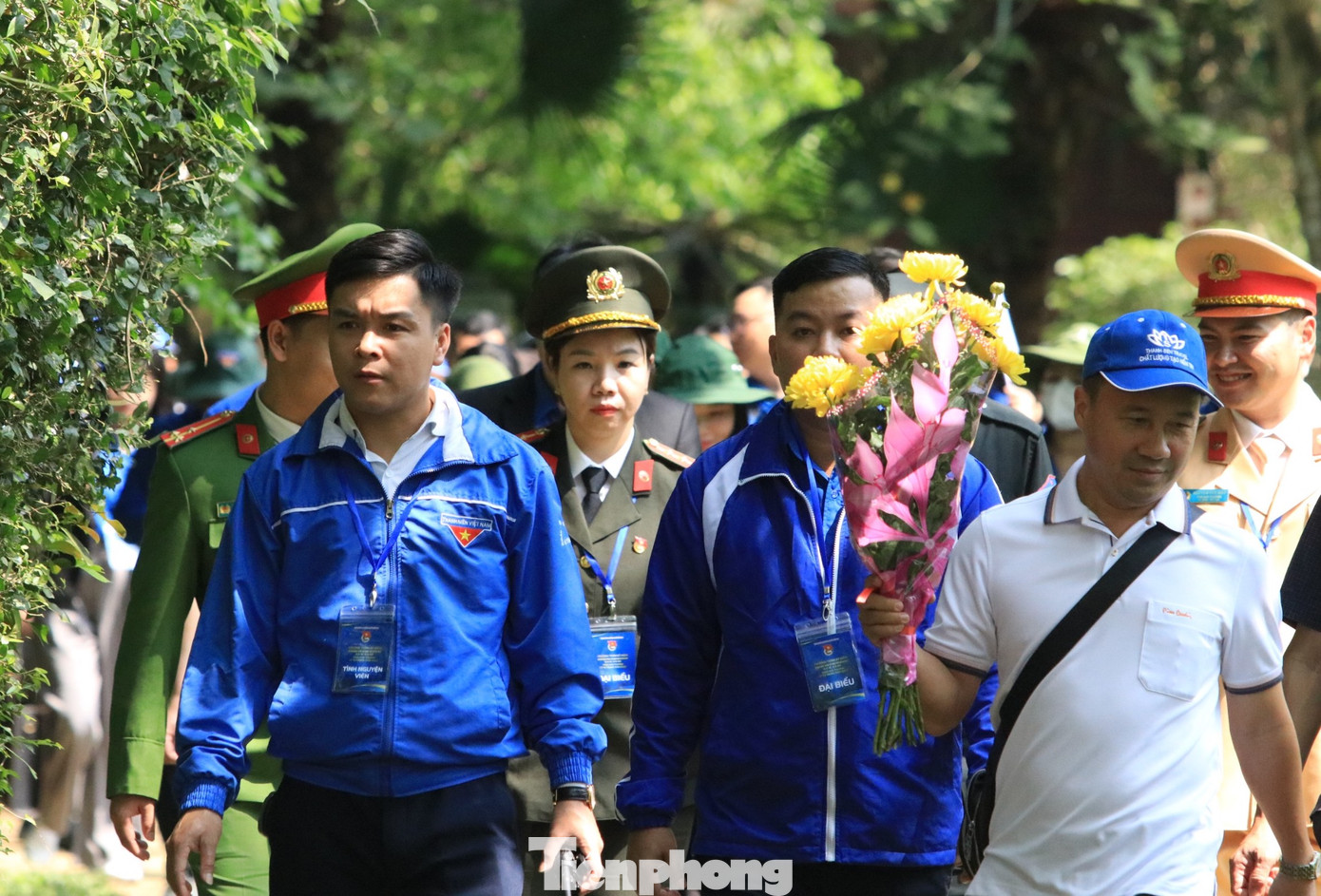 Sau khi dâng hương, đoàn đại biểu ghé thăm căn nhà của Bác Hồ tại quê nội ở xã Kim Liên (huyện Nam Đàn, Nghệ An). Về với quê Bác, các đại biểu như cảm thức được vẻ đẹp của hồn quê Việt Nam được thể hiện bởi căn nhà tranh đơn sơ, ao cá, hàng cây xanh mát… Sau khi dâng hương, đoàn đại biểu ghé thăm căn nhà của Bác Hồ tại quê nội ở xã Kim Liên (huyện Nam Đàn, Nghệ An). Về với quê Bác, các đại biểu như cảm thức được vẻ đẹp của hồn quê Việt Nam được thể hiện bởi căn nhà tranh đơn sơ, ao cá, hàng cây xanh mát…
