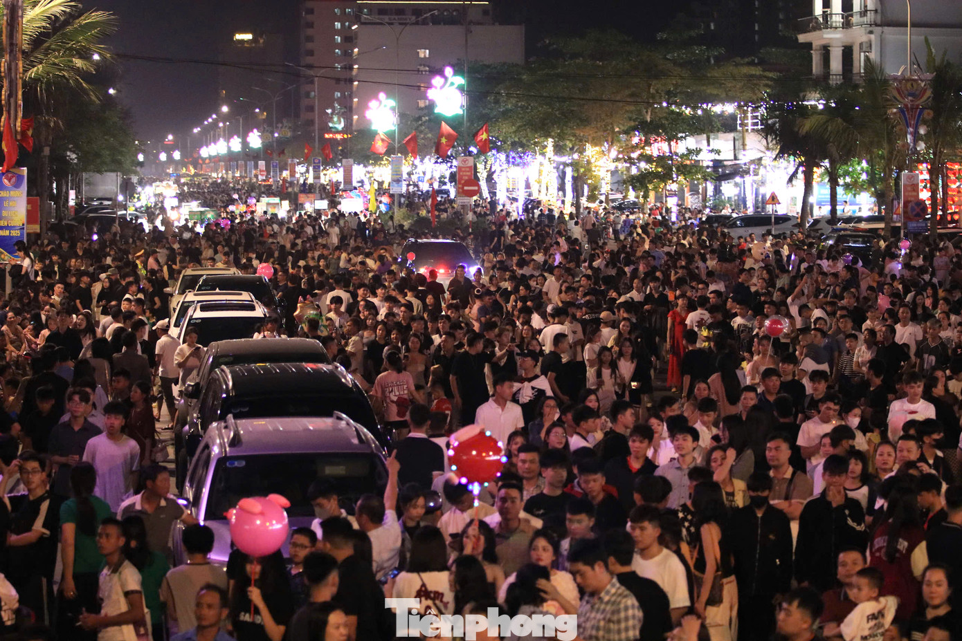 Các tuyến đường hướng về Quảng trường Bình Minh đều chật kín du khách.