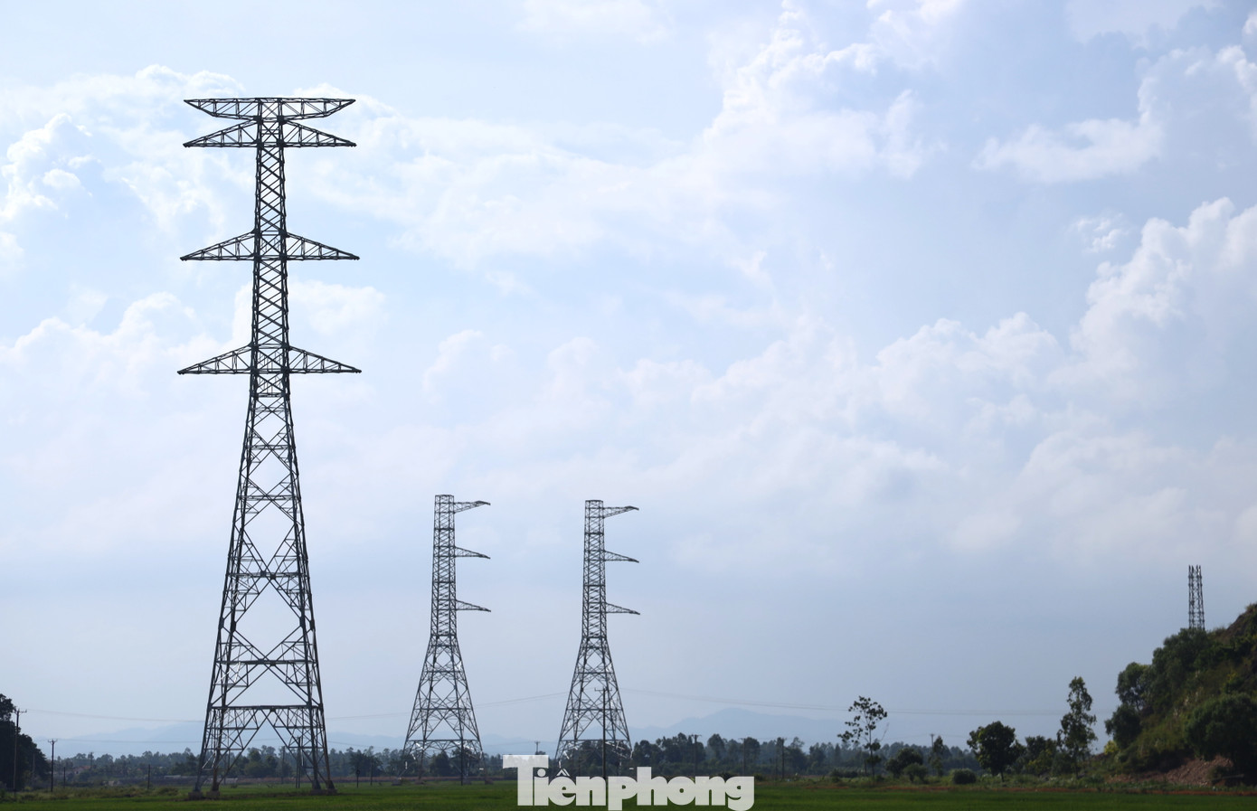 Dự án đường điện 500kV mạch 3 đi qua địa bàn tỉnh Nghệ An có tổng chiều dài 99,9km đi qua 6 huyện, thị với gần 202 móng cột.