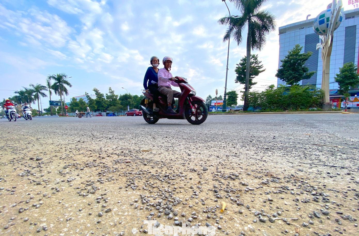 Đá dăm từ quá trình thi công rơi vãi khắp nơi gây nguy hiểm cho người đi đường.