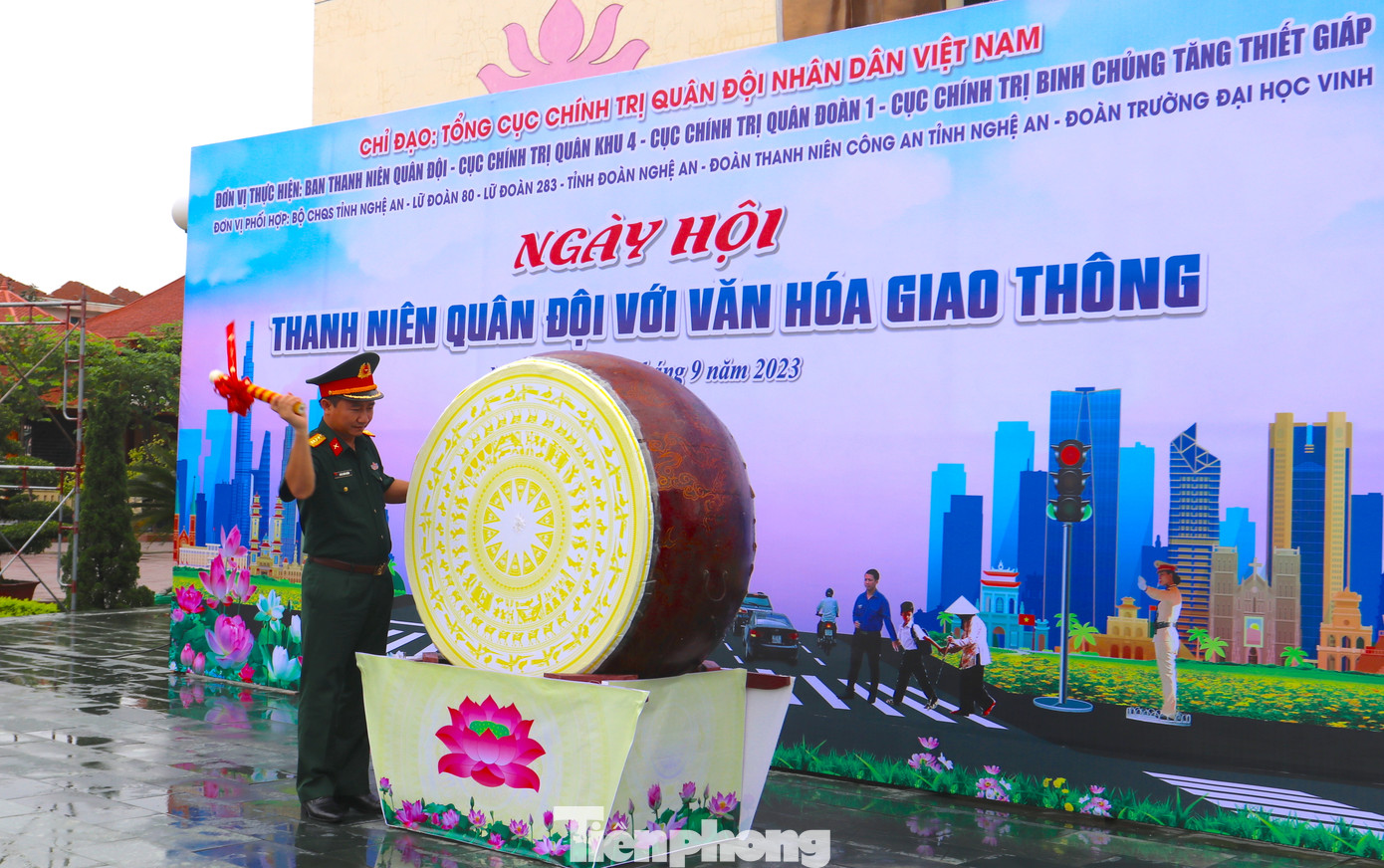 Đại tá Đoàn Xuân Bường – Phó Chính ủy Quân khu 4 đánh trống phát động ngày hội. Đại tá Đoàn Xuân Bường – Phó Chính ủy Quân khu 4 đánh trống phát động ngày hội.
