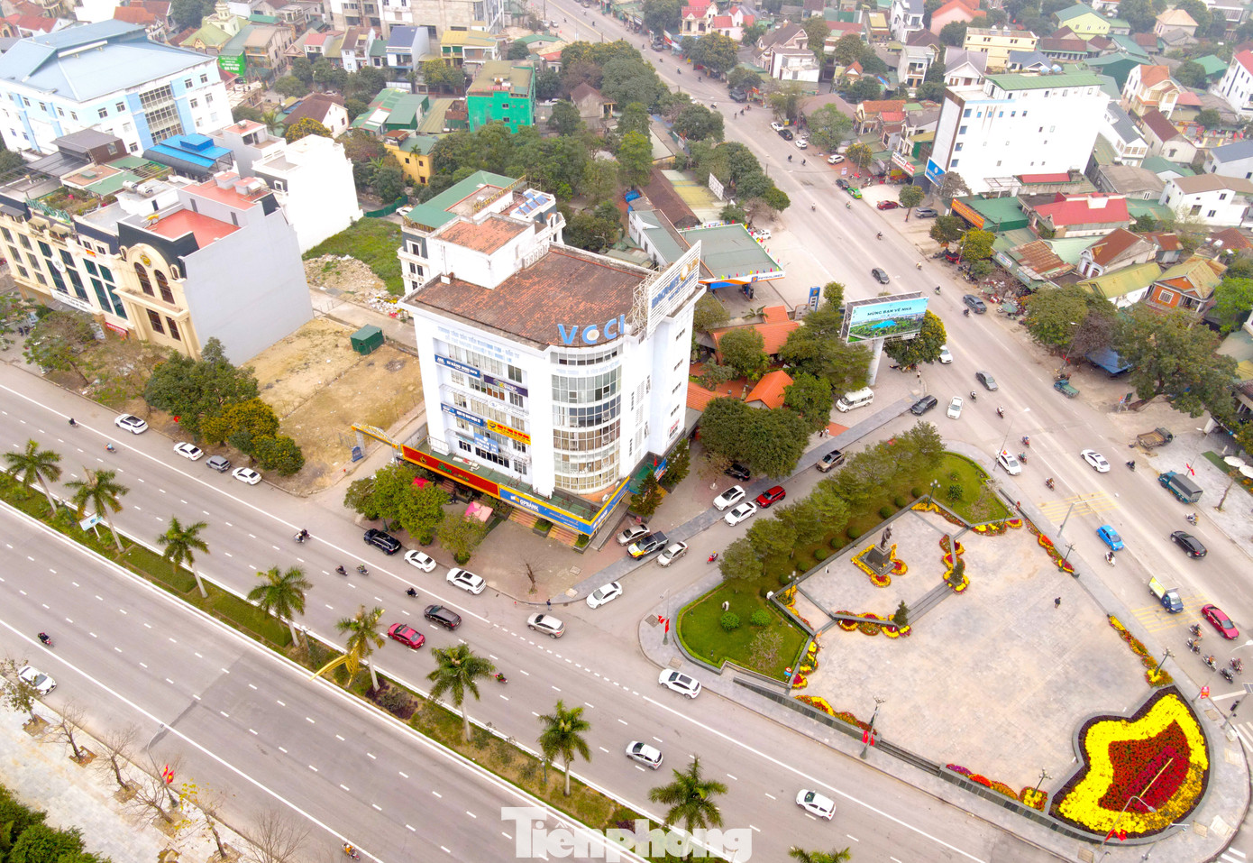 Theo quy hoạch được phê duyệt, các hạng mục công trình được xây dựng trên đất gồm tòa nhà VCCI 7 tầng, diện tích 540m2; nhà ăn, giải khát và nghỉ của cán bộ, công nhân viên 3 tầng, diện tích 167m2; nhà bảo vệ 1 tầng, diện tích 12m2; cổng vào. Phần diện tích đất còn lại hơn 1,6 nghìn m2 chủ yếu là đất sân đường nội bộ, cây xanh và có 255m2 dành cho đường giao thông chung với doanh nghiệp tư nhân.