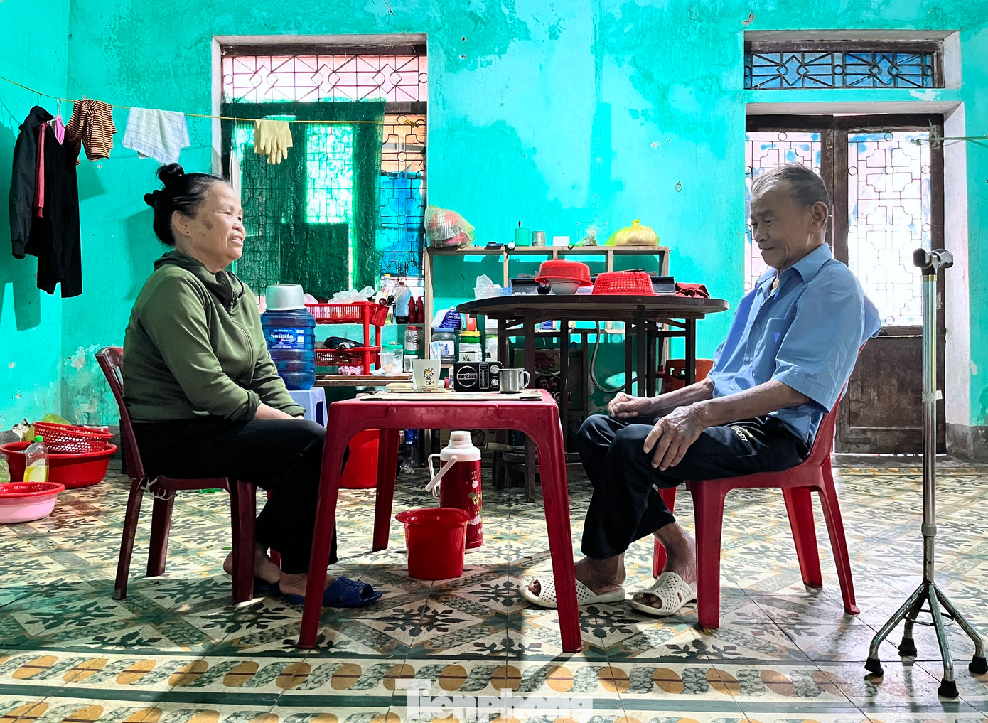 Căn bệnh thận nặng đày đọa suốt 8 năm qua khiến ông Lê Văn Khoa (71 tuổi, quê xã Đức Sơn, huyện Anh Sơn, tỉnh Nghệ An) sức khỏe yếu đi trông thấy. Trước đây khi còn khỏe, ông Khoa xuống bệnh viện chạy thận rồi thuê trọ ở một mình. Những năm gần đây, sức khỏe ông Khoa yếu nên người vợ phải bỏ công việc ở quê xuống thành phố để chăm chồng. Căn bệnh thận nặng đày đọa suốt 8 năm qua khiến ông Lê Văn Khoa (71 tuổi, quê xã Đức Sơn, huyện Anh Sơn, tỉnh Nghệ An) sức khỏe yếu đi trông thấy. Trước đây khi còn khỏe, ông Khoa xuống bệnh viện chạy thận rồi thuê trọ ở một mình. Những năm gần đây, sức khỏe ông Khoa yếu nên người vợ phải bỏ công việc ở quê xuống thành phố để chăm chồng.