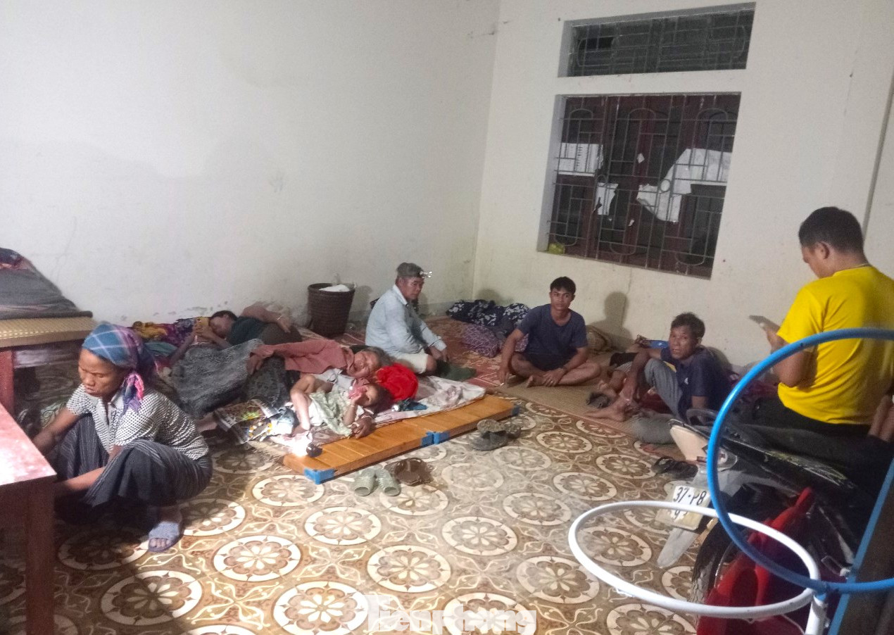 Những ngày qua, do ảnh hưởng của cơn bão số 3 trên địa bàn xã Bảo Nam có mưa nhiều. Ngày 6/9, nhận thấy có nguy cơ xảy ra sạt lở cao và để đảm bảo an toàn cho người dân, chính quyền xã Bảo Nam phối hợp cùng cơ quan công an đã di dời 40 hộ dân của bản Nam Tiến 2 ra khỏi khu vực có vết nứt đến tránh trú tại điểm trường Tiểu học bản Nam Tiến 2. Theo đó, 40 hộ dân với 150 nhân khẩu của bản Nam Tiến 2 được bố trí ở trong 5 phòng học kiên cố của điểm trường Tiểu học. Những ngày qua, do ảnh hưởng của cơn bão số 3 trên địa bàn xã Bảo Nam có mưa nhiều. Ngày 6/9, nhận thấy có nguy cơ xảy ra sạt lở cao và để đảm bảo an toàn cho người dân, chính quyền xã Bảo Nam phối hợp cùng cơ quan công an đã di dời 40 hộ dân của bản Nam Tiến 2 ra khỏi khu vực có vết nứt đến tránh trú tại điểm trường Tiểu học bản Nam Tiến 2. Theo đó, 40 hộ dân với 150 nhân khẩu của bản Nam Tiến 2 được bố trí ở trong 5 phòng học kiên cố của điểm trường Tiểu học.