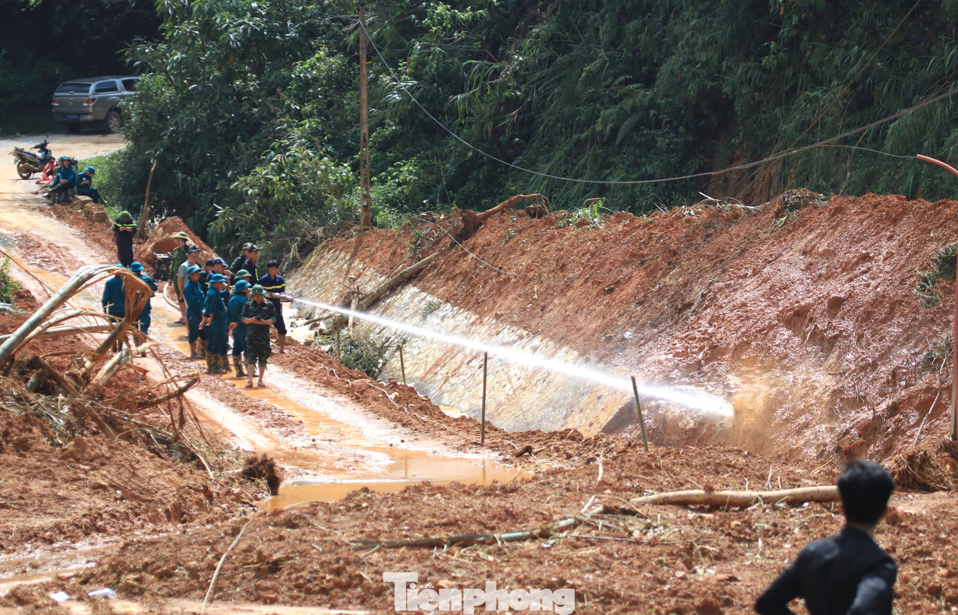 Ở hiện trường ban đầu nơi chiếc xe khách, xe con và nhiều xe máy gặp nạn, lực lượng chức năng đã sử dụng vòi phun áp lực cao bắn nước vào lớp bùn đất ở mương nước bên quốc lộ 34 để tìm kiếm nạn nhân.