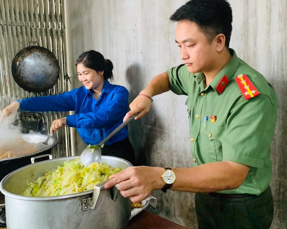 Sau khi chuẩn bị đầy đủ các nguyên liệu, các đoàn viên thanh niên, cán bộ công an đã tự tay nấu những món ăn đầy đủ chất dinh dưỡng nhất cho các em học sinh. Sau khi chuẩn bị đầy đủ các nguyên liệu, các đoàn viên thanh niên, cán bộ công an đã tự tay nấu những món ăn đầy đủ chất dinh dưỡng nhất cho các em học sinh.