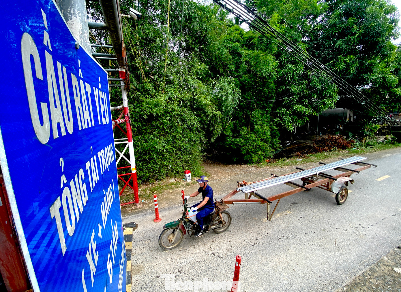 Ông Nguyễn Hữu Hiền - Phó Chủ tịch UBND huyện Thanh Chương (Nghệ An) cho biết, cây cầu đã xuống cấp nghiêm trọng. Thời gian qua địa phương đã có nhiều kiến nghị đề xuất sớm triển khai xây dựng cầu nhưng hiện địa phương đang chờ Bộ GTVT quyết định.