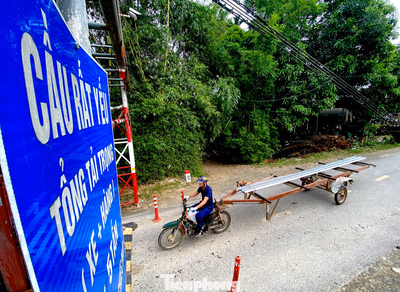 Ông Nguyễn Hữu Hiền - Phó Chủ tịch UBND huyện Thanh Chương (Nghệ An) cho biết, cây cầu đã xuống cấp nghiêm trọng. Thời gian qua địa phương đã có nhiều kiến nghị đề xuất sớm triển khai xây dựng cầu nhưng hiện địa phương đang chờ Bộ GTVT quyết định.