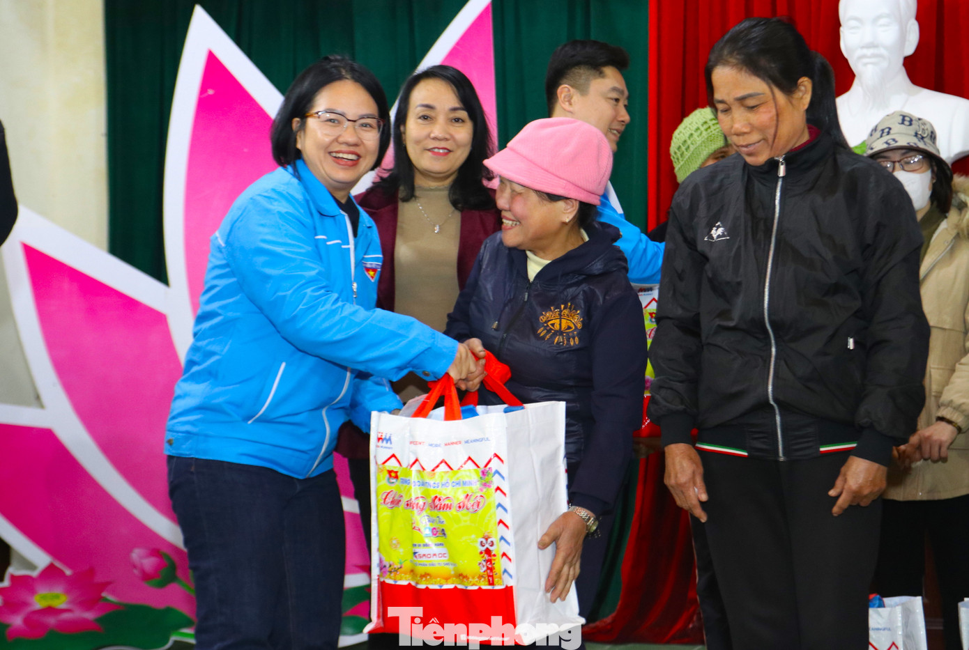 Mỗi suất quà trao tặng đến người dân trị giá 500 nghìn đồng với mong muốn động viên người dân vui Xuân đón Tết. Mỗi suất quà trao tặng đến người dân trị giá 500 nghìn đồng với mong muốn động viên người dân vui Xuân đón Tết.