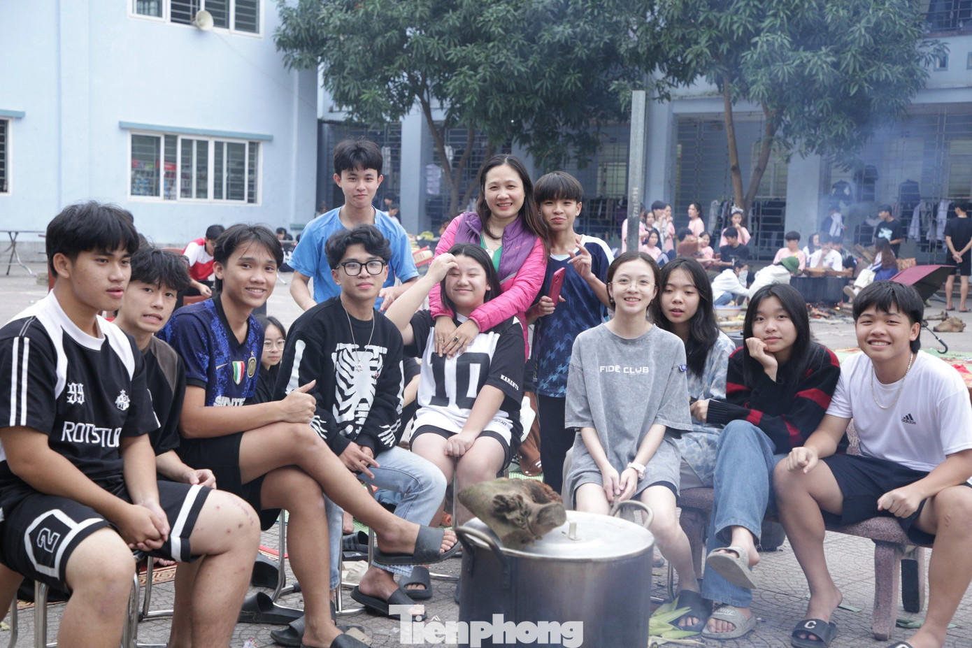 Ai cũng hào hứng, vui vẻ khi được tham gia vào việc gói, nấu bánh chưng.