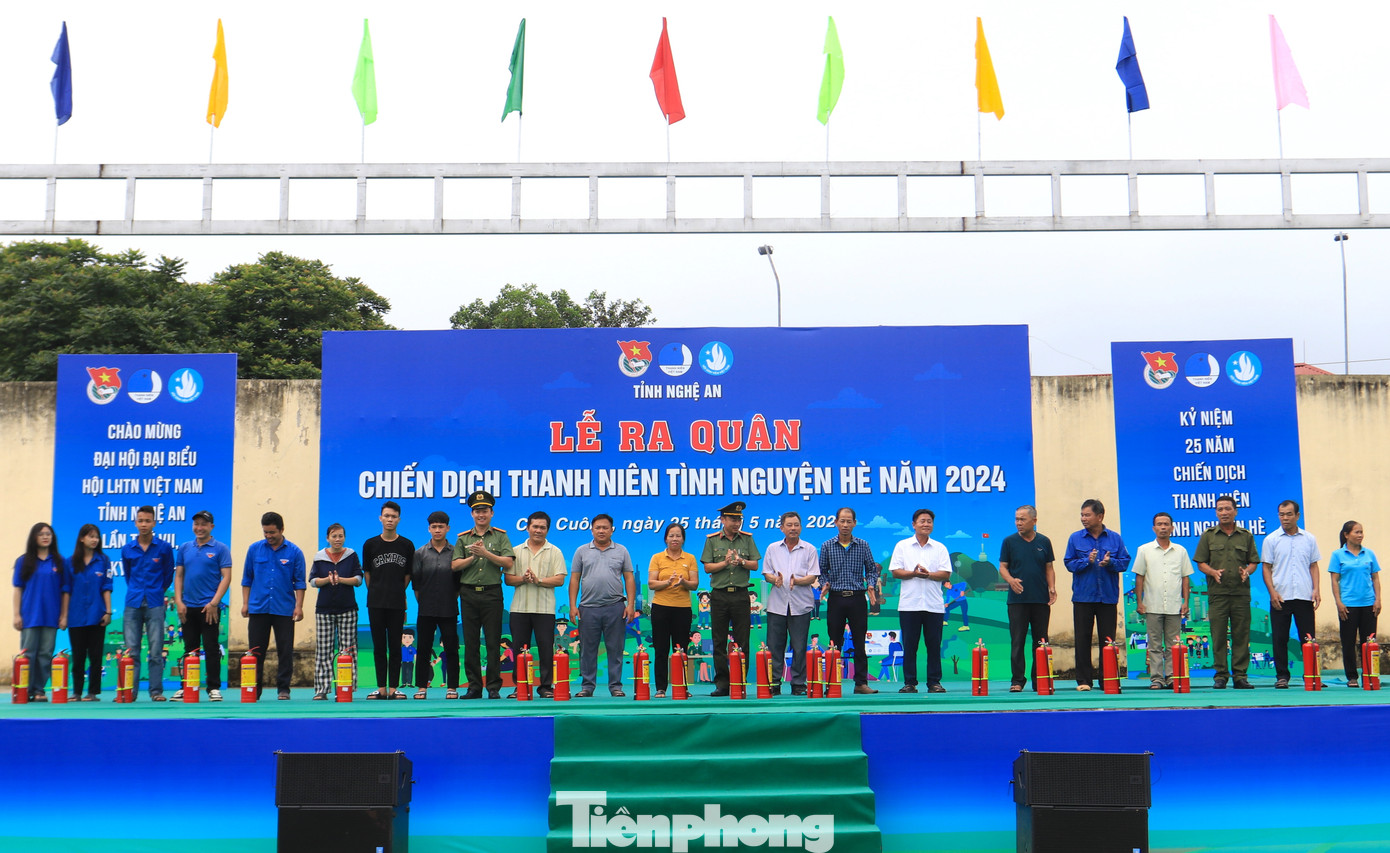 Ban tổ chức trao tặng 50 lá cờ Hội Liên hiệp thanh niên cho các cơ sở Hội trên địa bàn huyện Con Cuông. Ban Thanh niên Công an tỉnh Nghệ An đã trao tặng 20 bình chữa cháy cho các hộ gia đình tại xã Châu Khê. Ban tổ chức trao tặng 50 lá cờ Hội Liên hiệp thanh niên cho các cơ sở Hội trên địa bàn huyện Con Cuông. Ban Thanh niên Công an tỉnh Nghệ An đã trao tặng 20 bình chữa cháy cho các hộ gia đình tại xã Châu Khê.