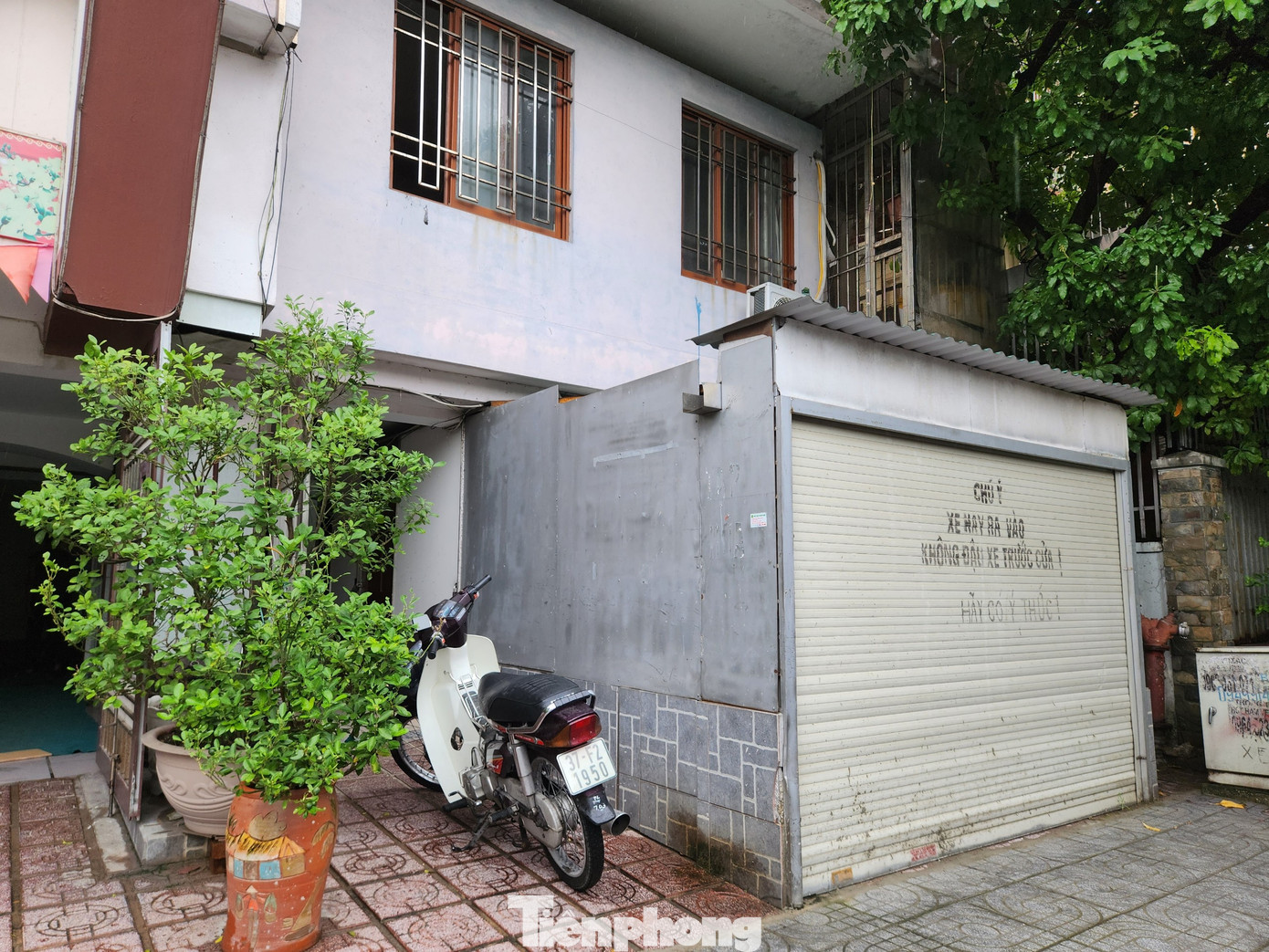 Người dân phản ánh tầng G là sở hữu chung nhưng chủ đầu tư đã bán cho 2 hộ dân làm nhà ở và gara để xe riêng. Người dân đề nghị làm rõ trách nhiệm của cơ quan chức năng địa phương khi để 2 hộ dân tự ý xây dựng thêm phần gara và hiên nhà lấn chiếm vỉa hè ngoài thiết kế của chung cư.