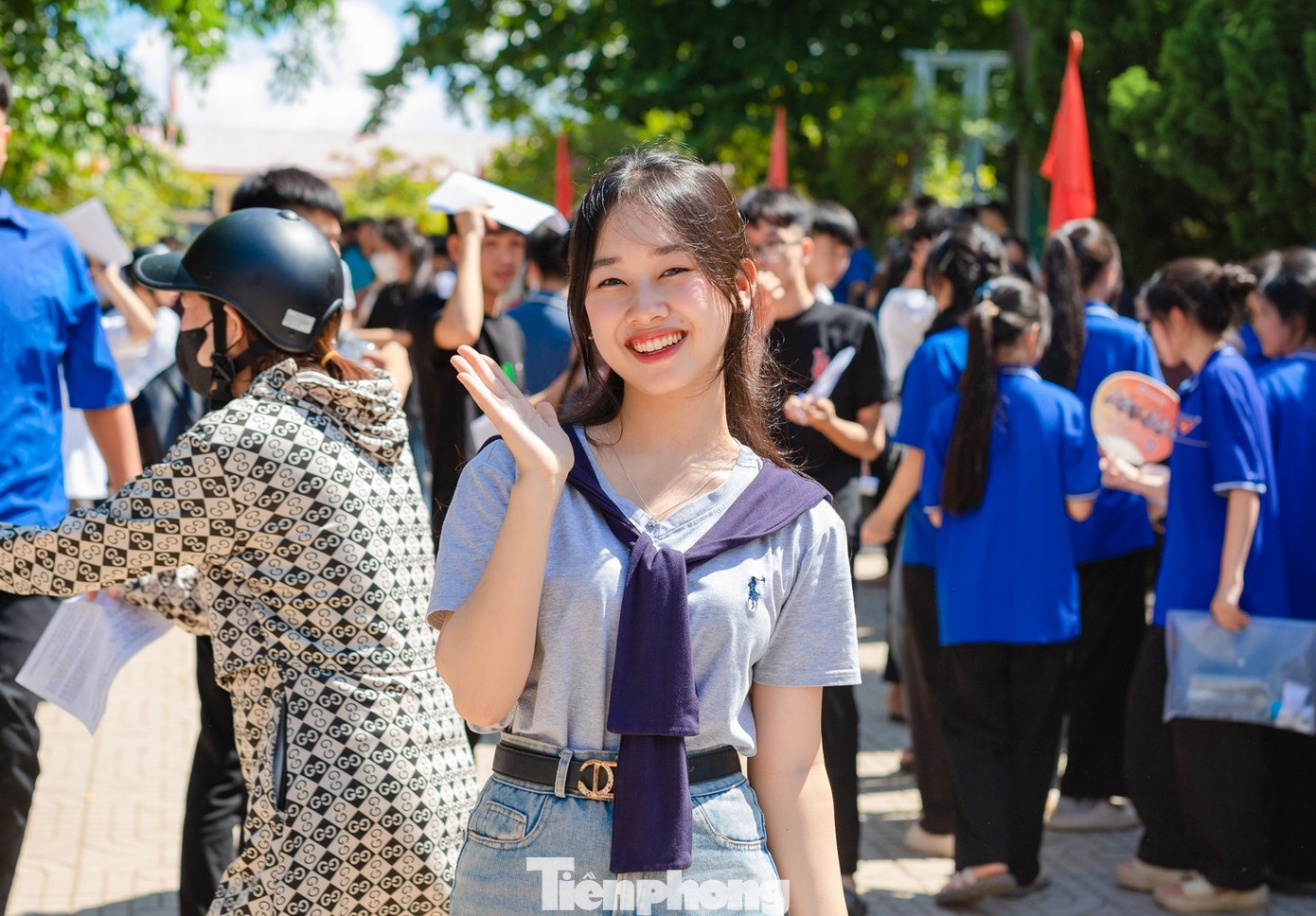 Nữ sinh tại điểm thi trường THPT Anh Sơn 1 (huyện Anh Sơn) tươi tắn sau khi kết thúc buổi thi. Ảnh: Rạng Đông