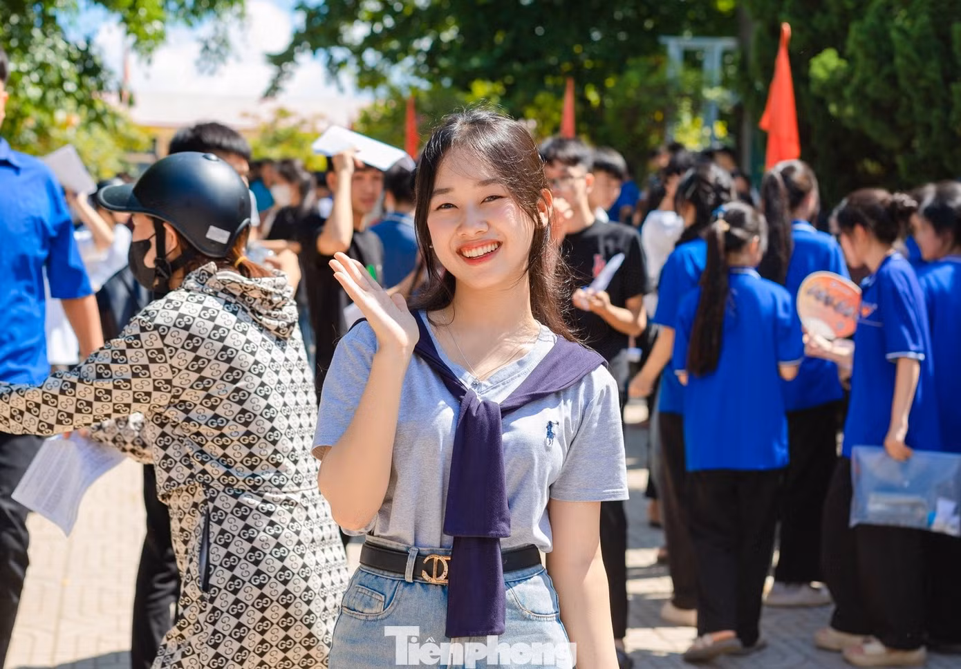 Nữ sinh tại điểm thi trường THPT Anh Sơn 1 (huyện Anh Sơn) tươi tắn sau khi kết thúc buổi thi. Ảnh: Rạng Đông