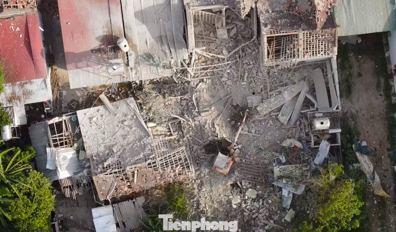 Khoảng 16h chiều 29/8, khi đang cào dọn dẹp hiện trường thì một vụ nổ lớn tiếp tục xảy ra ngay tại hiện trường cũ khiến người tài xế máy múc và tài xế xe ben bị thương nặng. Trung tâm vụ nổ được xác định là khu vực bếp, công trình phụ của gia đình ông Q.