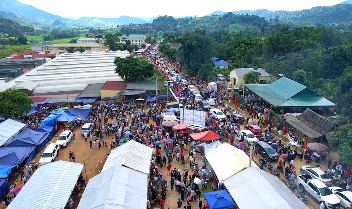 Ngày 3/9, ông Vi Văn Cường - Chủ tịch UBND xã Tri Lễ (Quế Phong, Nghệ An) cho biết chợ phiên người Mông hai ngày qua đã có khoảng 30.000 lượt du khách ghé đến chợ phiên. Lượng người đông nên nhiều thời điểm các con đường chính đi vào chợ bị tắc nghẽn kéo dài. Ảnh: H.Phương. Ngày 3/9, ông Vi Văn Cường - Chủ tịch UBND xã Tri Lễ (Quế Phong, Nghệ An) cho biết chợ phiên người Mông hai ngày qua đã có khoảng 30.000 lượt du khách ghé đến chợ phiên. Lượng người đông nên nhiều thời điểm các con đường chính đi vào chợ bị tắc nghẽn kéo dài. Ảnh: H.Phương.