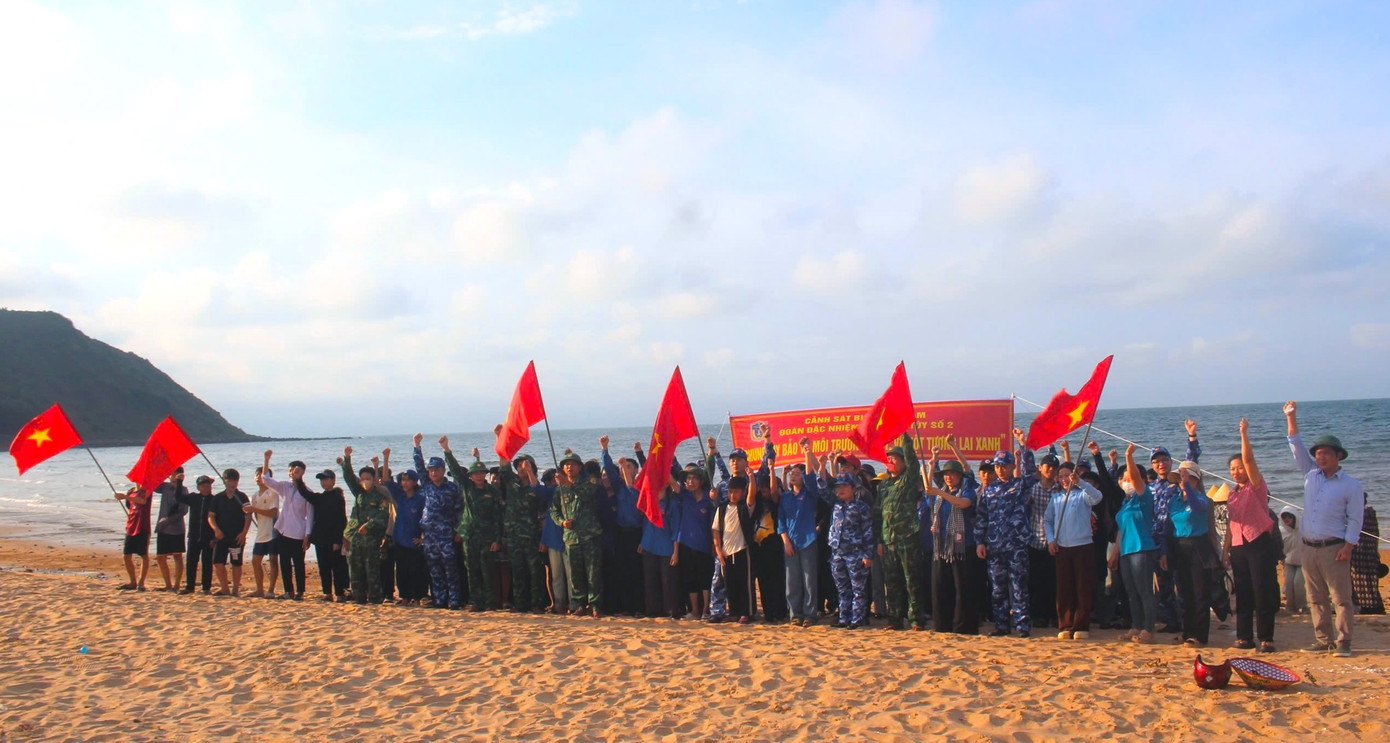 Đoàn xã Nghi Thiết (huyện Nghi Lộc, tỉnh Nghệ An) vừa phối hợp với Đoàn đặc nhiệm Phòng chống tội phạm ma túy số 2 (Cảnh sát biển Việt Nam) tổ chức các hoạt động vệ sinh môi trường biển và tuyên truyền về phòng chống đánh bắt hải sản bất hợp pháp (IUU) cho người dân trên địa bàn xã. Đoàn xã Nghi Thiết (huyện Nghi Lộc, tỉnh Nghệ An) vừa phối hợp với Đoàn đặc nhiệm Phòng chống tội phạm ma túy số 2 (Cảnh sát biển Việt Nam) tổ chức các hoạt động vệ sinh môi trường biển và tuyên truyền về phòng chống đánh bắt hải sản bất hợp pháp (IUU) cho người dân trên địa bàn xã.