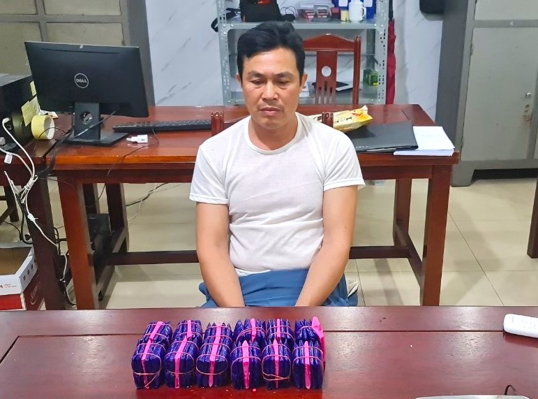 Đối tượng Lương Thanh Hùng cùng tang vật là 12.000 viên ma túy tại cơ quan công an.