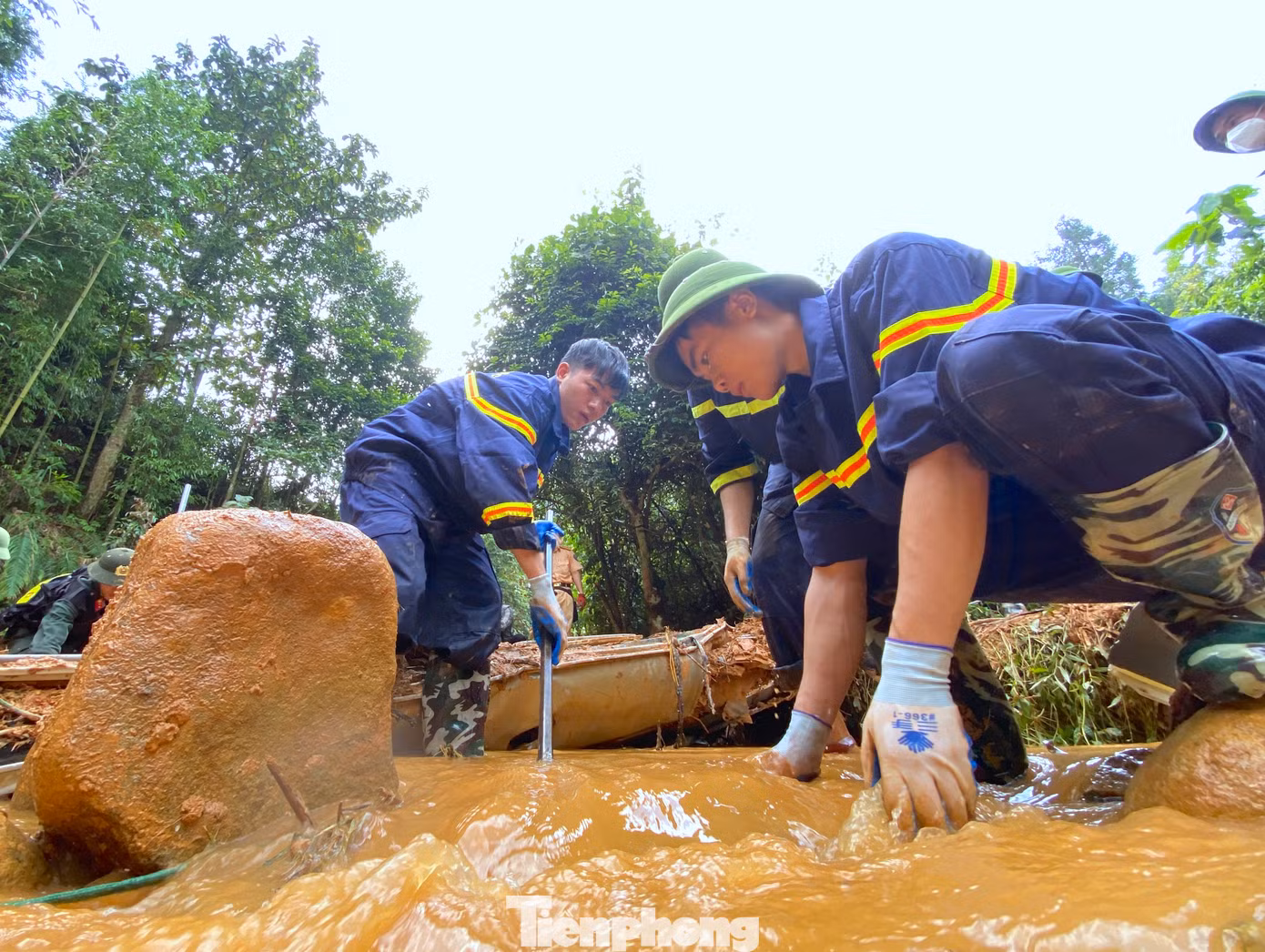 Các chiến sĩ cảnh sát PCCC&amp;CNCH Công an tỉnh Cao Bằng dùng xà beng cạy đất đá vùi lấp chiếc xe khách.