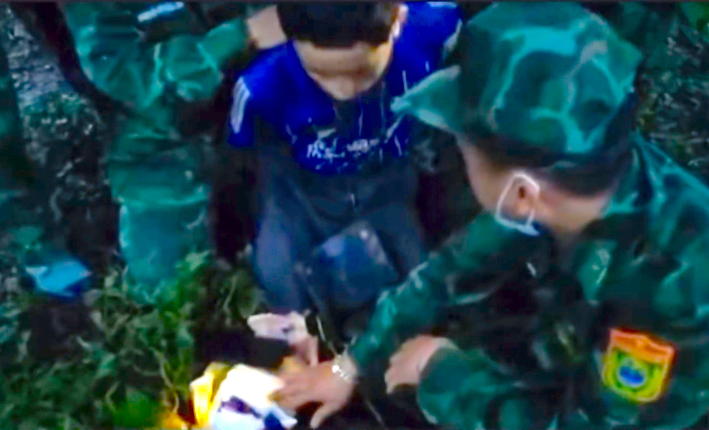 Vả Xênh Thò đang mang lượng lớn ma túy từ bên kia biên giới về Việt Nam tiêu thụ thì bị bắt quả tang.