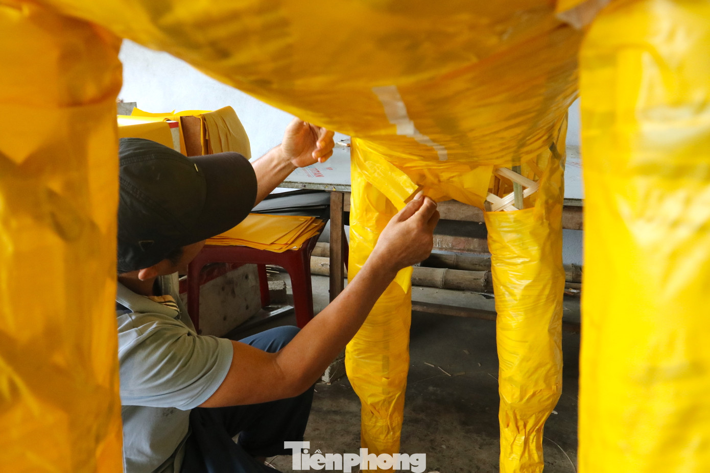 Người thợ sẽ dùng những tấm giấy màu vàng, xanh, đỏ để dán lên làm lớp da cho ngựa. Người thợ sẽ dùng những tấm giấy màu vàng, xanh, đỏ để dán lên làm lớp da cho ngựa.