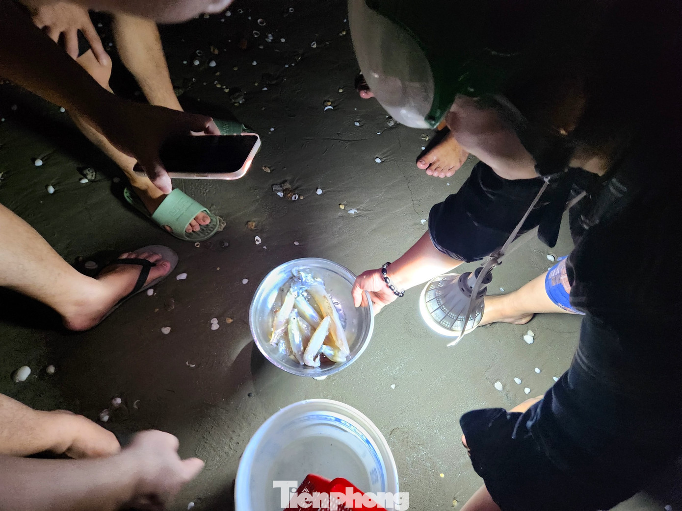 Những mớ mực được người dân chìa bán cho du khách ngay tại bờ cát bãi biển.