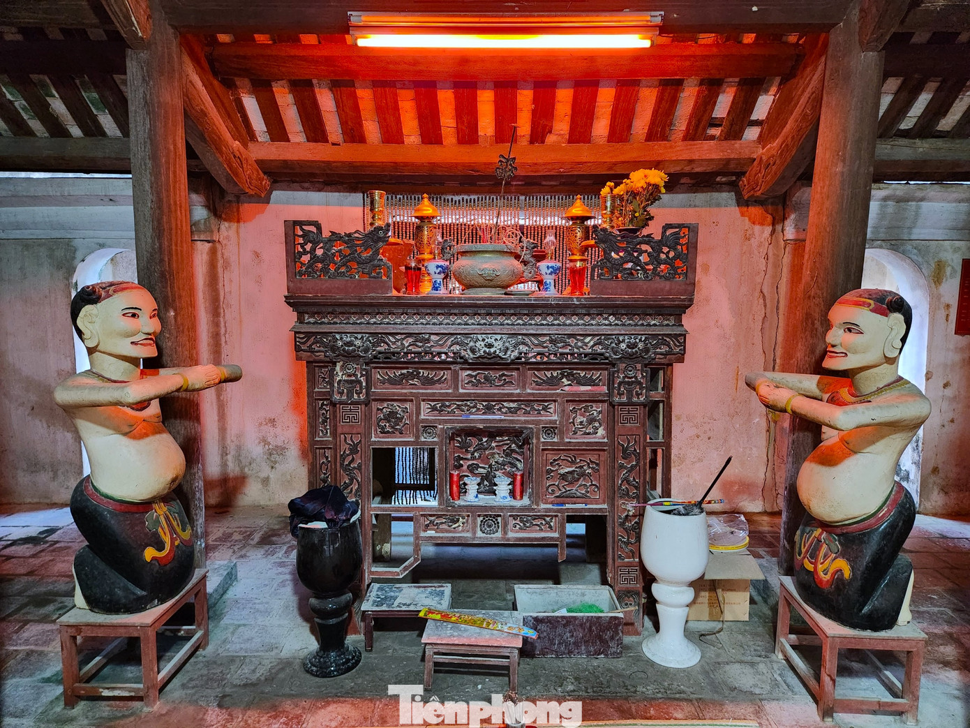 Ngoài kiến trúc độc đáo và nghệ thuật điêu khắc đặc sắc, đền Cả còn lưu giữ được nhiều hiện vật cổ, quý. Hiện đền còn giữ được 4 đạo sắc, trong đó có 1 sắc phong năm Vĩnh Khánh (niên đại gần 300 năm), 1 sắc phong niên hiệu Cảnh Thịnh thời Tây Sơn, 2 sắc phong thời Nguyễn.