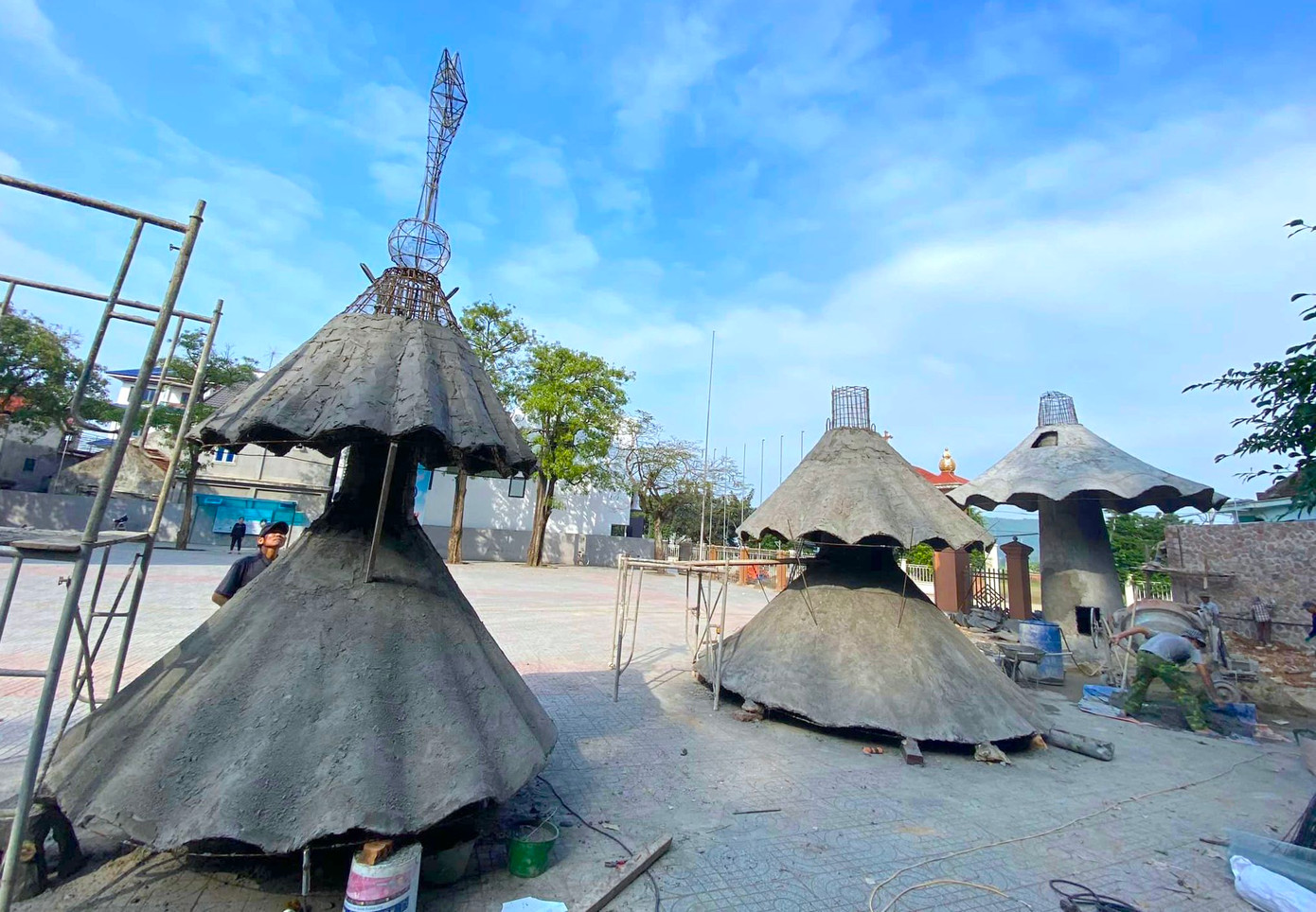 Cây thông được làm rất chắc chắn từ bê tông cốt thép. Ban đầu, những người thợ sẽ làm khung thép rồi chia cây làm 3 phần để đổ bê tông. Cây thông được làm rất chắc chắn từ bê tông cốt thép. Ban đầu, những người thợ sẽ làm khung thép rồi chia cây làm 3 phần để đổ bê tông.