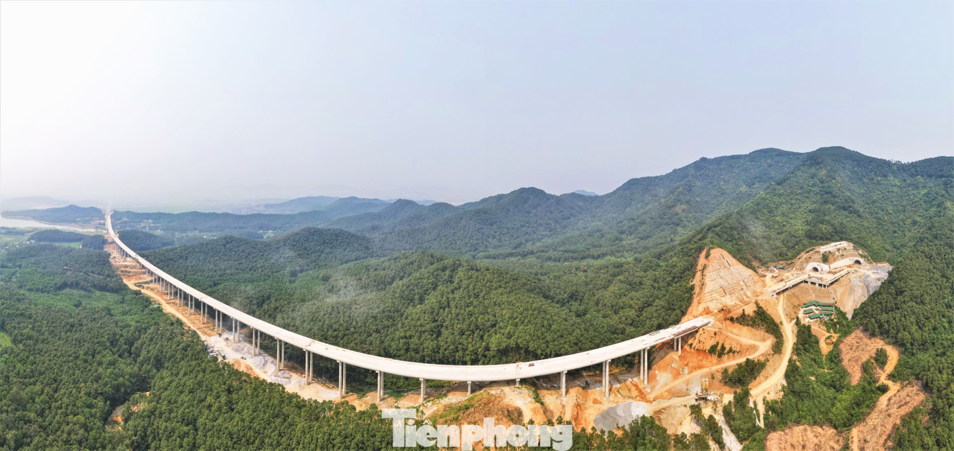 Dự án thành phần Diễn Châu - Bãi Vọt thuộc dự án cao tốc Bắc - Nam phía Đông, dài khoảng 50 km, đi qua hai tỉnh Nghệ An (44,4 km) và Hà Tĩnh (4,9 km). Dự án được khởi công tháng 5/2021 với tổng vốn đầu tư hơn 11.150 tỷ đồng. Trong đó nguồn vốn nhà đầu tư huy động khoảng 5.090 tỷ đồng và nguồn vốn Nhà nước tham gia hơn 6.060 tỷ đồng.