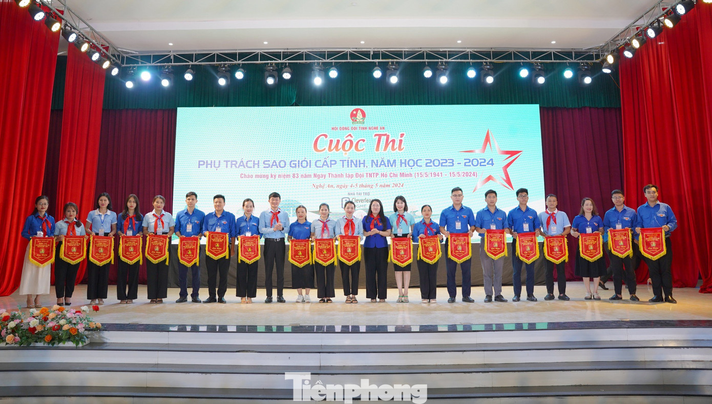 Ban tổ chức cuộc thi tặng cờ lưu niệm cho đại diện các đoàn tham gia cuộc thi. Ban tổ chức cuộc thi tặng cờ lưu niệm cho đại diện các đoàn tham gia cuộc thi.