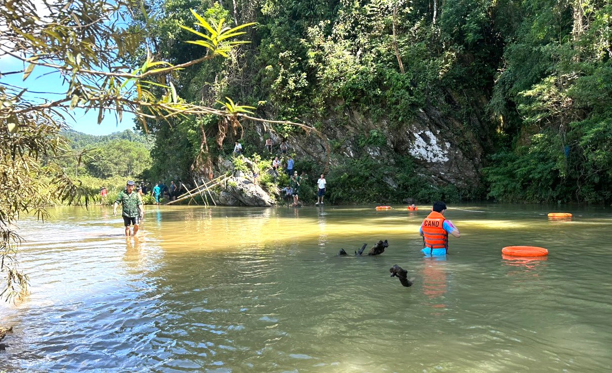 Suốt 4 ngày qua, cơ quan chức năng tập trung tìm kiếm dưới suối, trên rừng nhưng vẫn chưa có kết quả. Suốt 4 ngày qua, cơ quan chức năng tập trung tìm kiếm dưới suối, trên rừng nhưng vẫn chưa có kết quả.